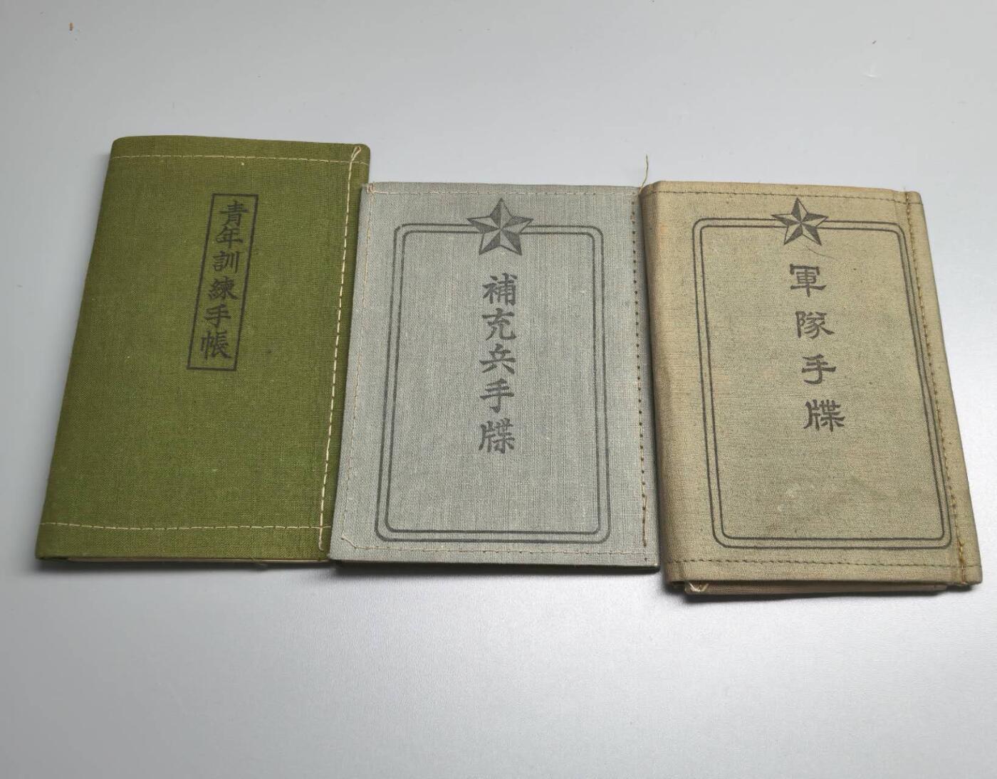 小驴勋章奖章收藏10月18日周六晚6点拍卖（珍爱和平，收藏战争，铭记历史，勿忘国耻，忠党爱国。有偿代拍，送拍规则在简介最后，参拍须阅读规则后再参拍，关系到运费包装发货时效真假辨别等关键信息，店主微信码在最后一拍品） 同一个人3本手碟
