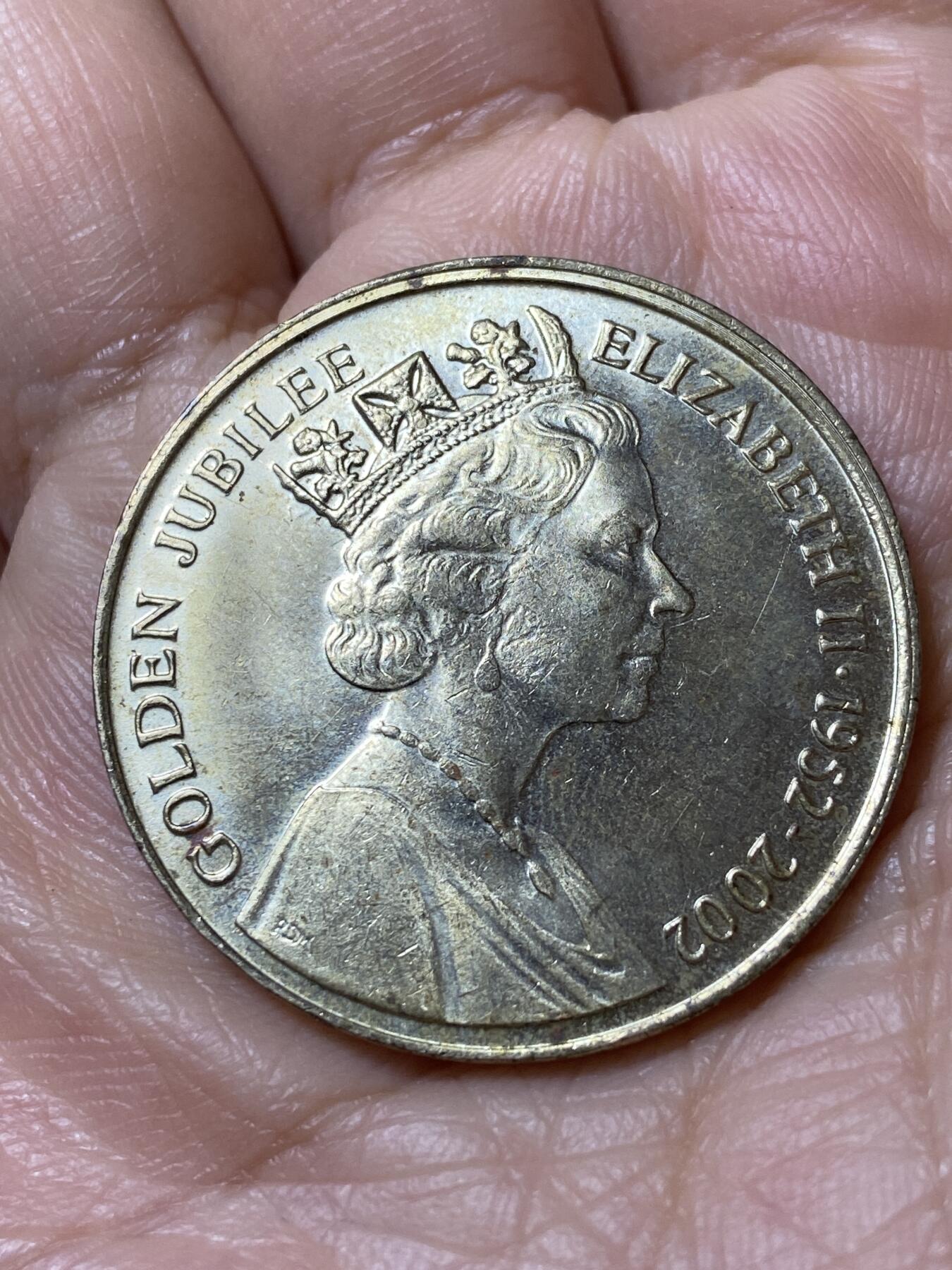 2025年第一百一十二场(总第一百三十八场）外国好品散币(免佣金) 英国🇬🇧2002年纪念章，直径32.1毫米，厚1.8毫米，重12.01克(伊丽莎白二世登基50周年金禧纪念章)