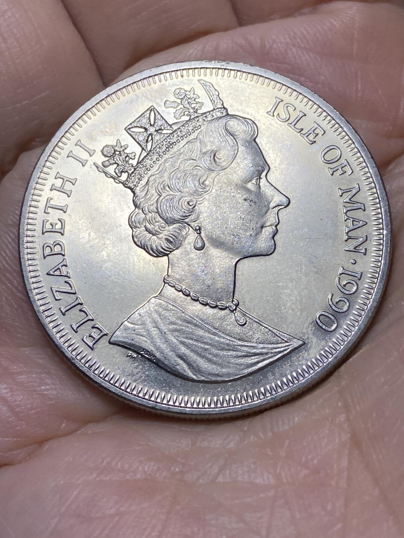 2025年第一百一十一场(总第一百三十七场）外国好品散币(免佣金) 英属马恩岛1990年1克朗(女王母亲和年幼的伊丽莎白公主、玛格丽特公主在一起)