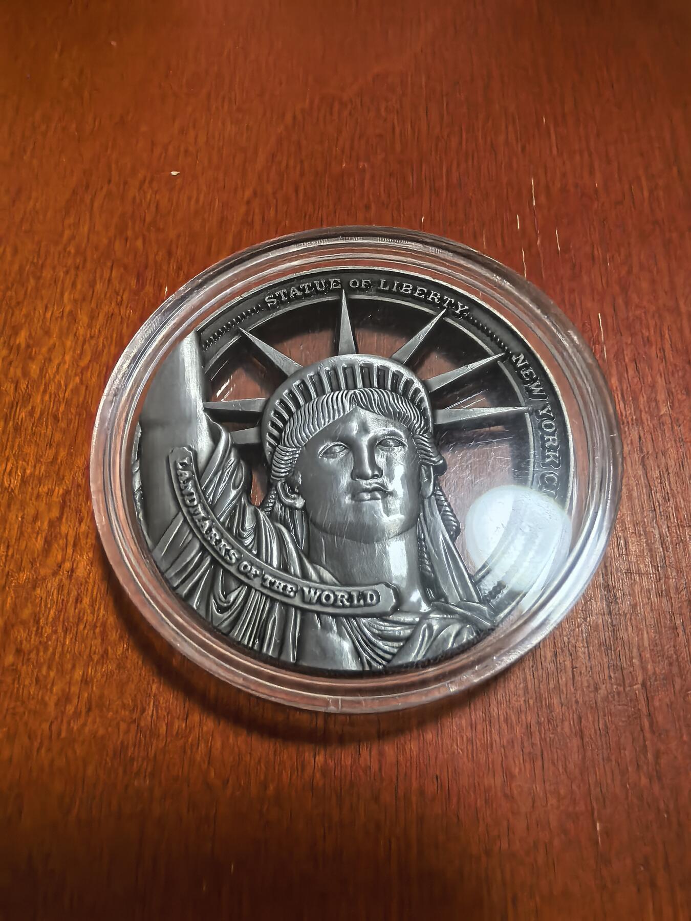 长老汇蛇年精选第六十二场拍卖 2022库克世界地标建筑之自由女神像镂空1/2新西兰元纪念币，铜镍合金，50MM，重量28.5-42克，9999枚