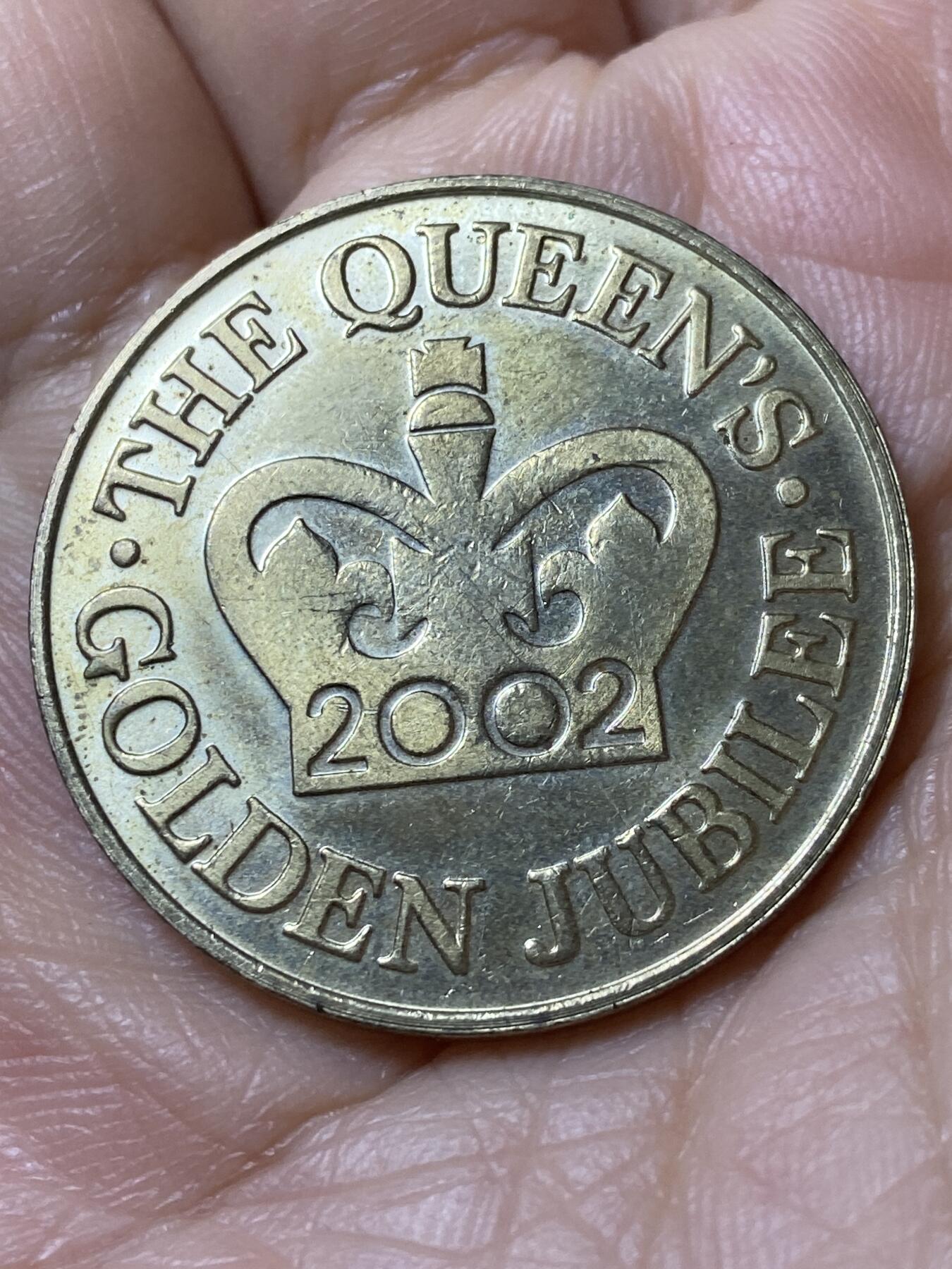 2025年第一百一十二场(总第一百三十八场）外国好品散币(免佣金) 英国🇬🇧2002年纪念章，直径32.1毫米，厚1.8毫米，重12.01克(伊丽莎白二世登基50周年金禧纪念章)