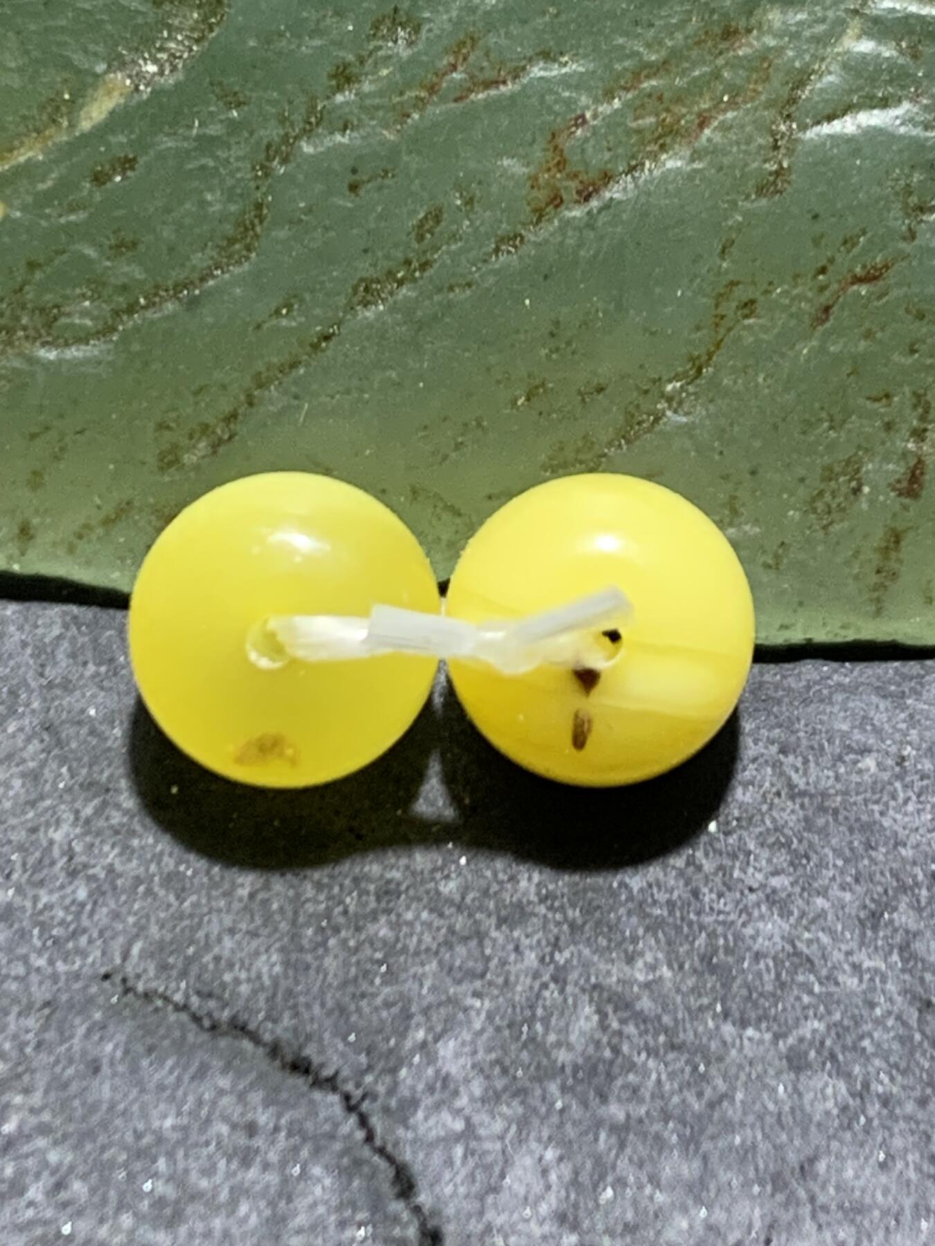 天然俄料原矿蜜蜡小尺寸老形桶珠腰珠两颗，。