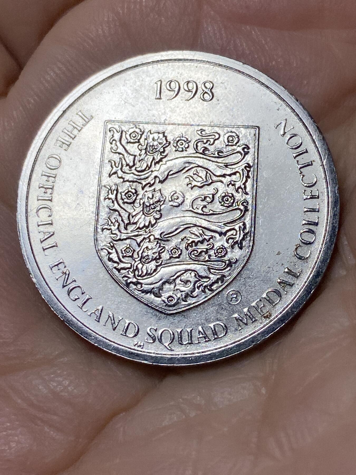 2025年第一百一十二场(总第一百三十八场）外国好品散币(免佣金) 英国🇬🇧1998年纪念章(1998年法国世界杯英国官方纪念章，英格兰队后卫加雷斯·索斯盖特)