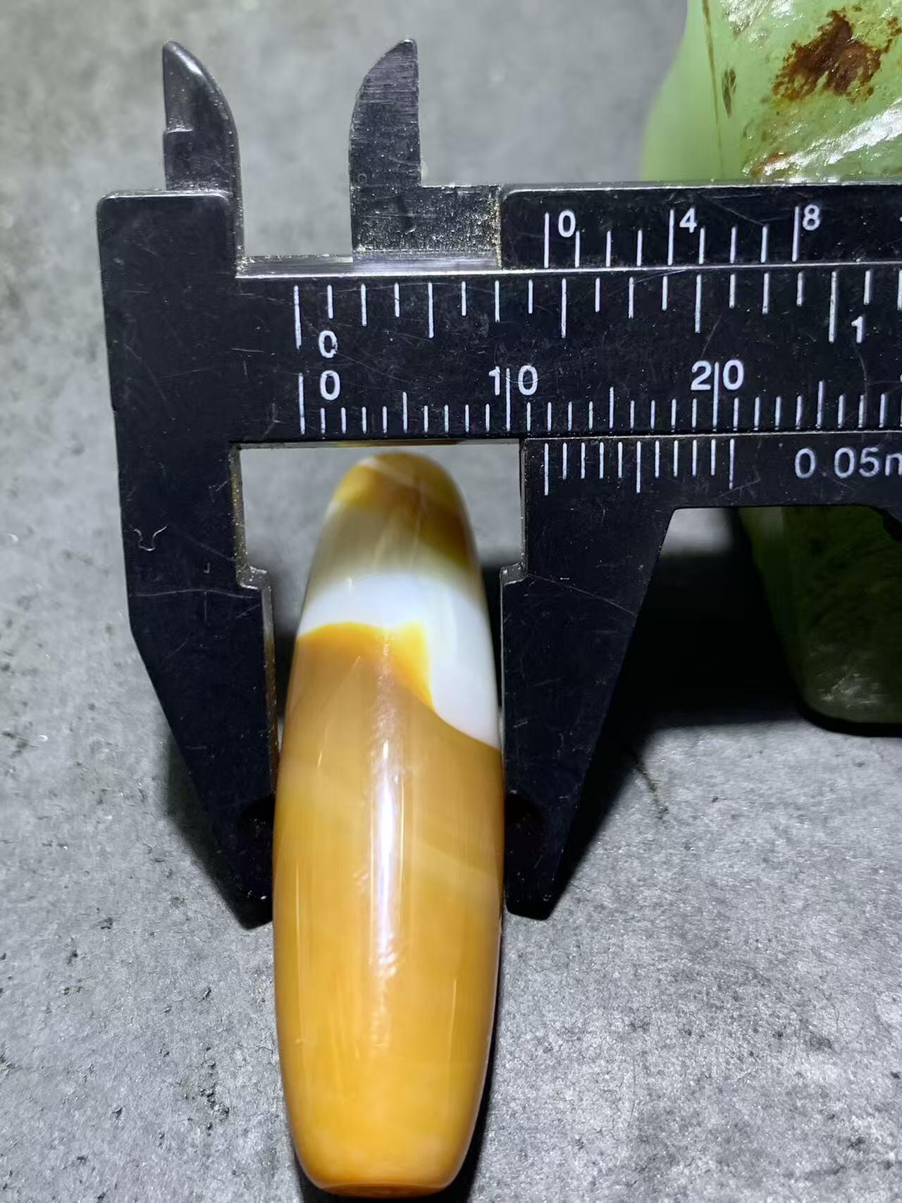 精美高玉化黄白双色缠丝玛瑙桶珠一颗，