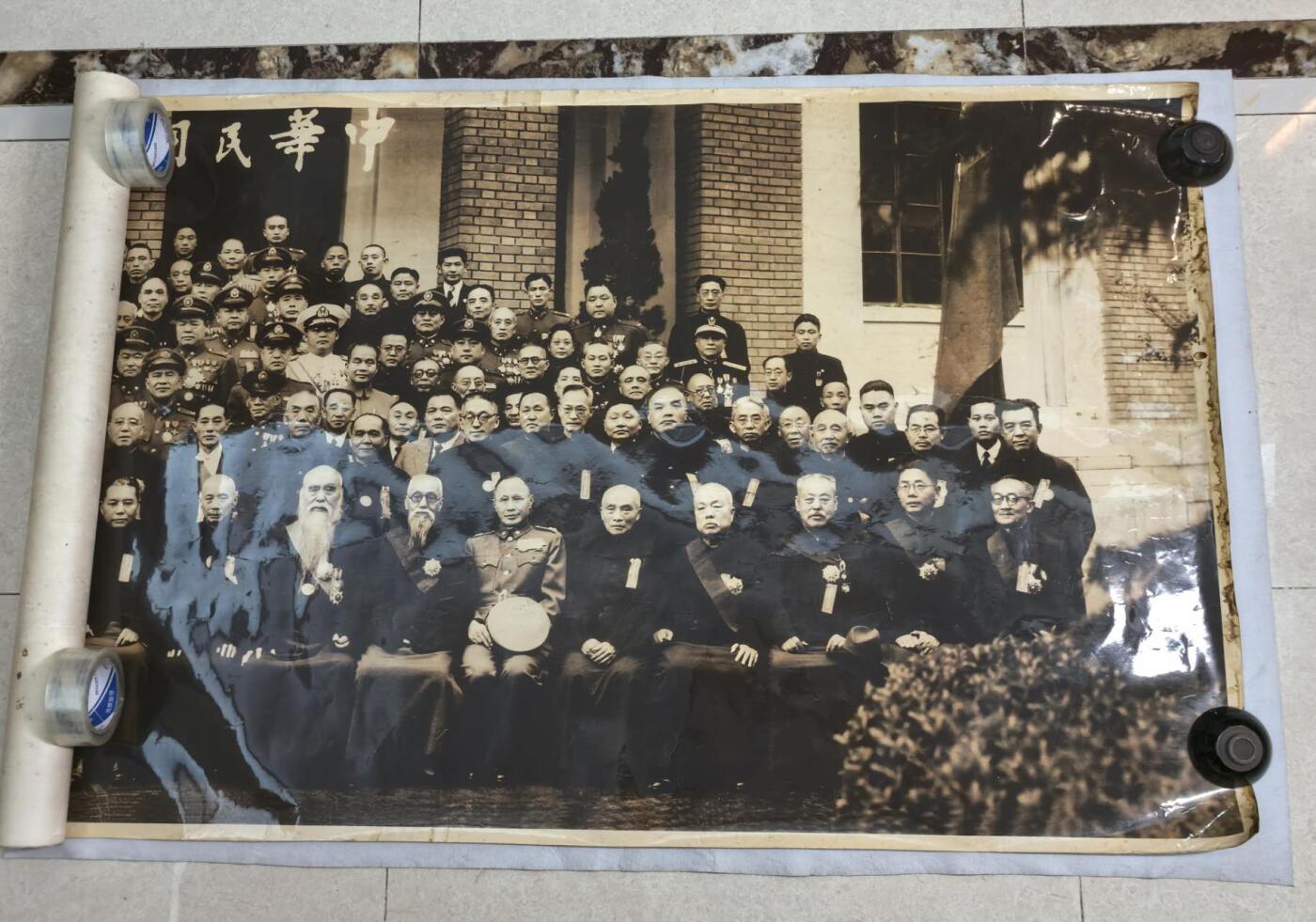 小驴勋章奖章收藏10月18日周六晚6点拍卖（珍爱和平，收藏战争，铭记历史，勿忘国耻，忠党爱国。有偿代拍，送拍规则在简介最后，参拍须阅读规则后再参拍，关系到运费包装发货时效真假辨别等关键信息，店主微信码在最后一拍品） 1948年南京大合影照片，尺寸手量约3.9米X95厘米，相纸背有富士水印，相纸上有些显影液渗出导致的污迹，请各位大佬自行断代，本商品单独使用1米纸筒发货不与其它中标物品一起发