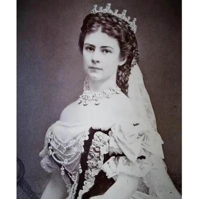 【旋风钱币】10月25日19:00准时开拍 精美欧洲币章、第三帝国钱币、精美项链等 全场包邮 【艺术】奥地利艺术大章 约瑟夫一世和茜茜公主 高浮雕精制彩色超大镀金章 70MM 115克