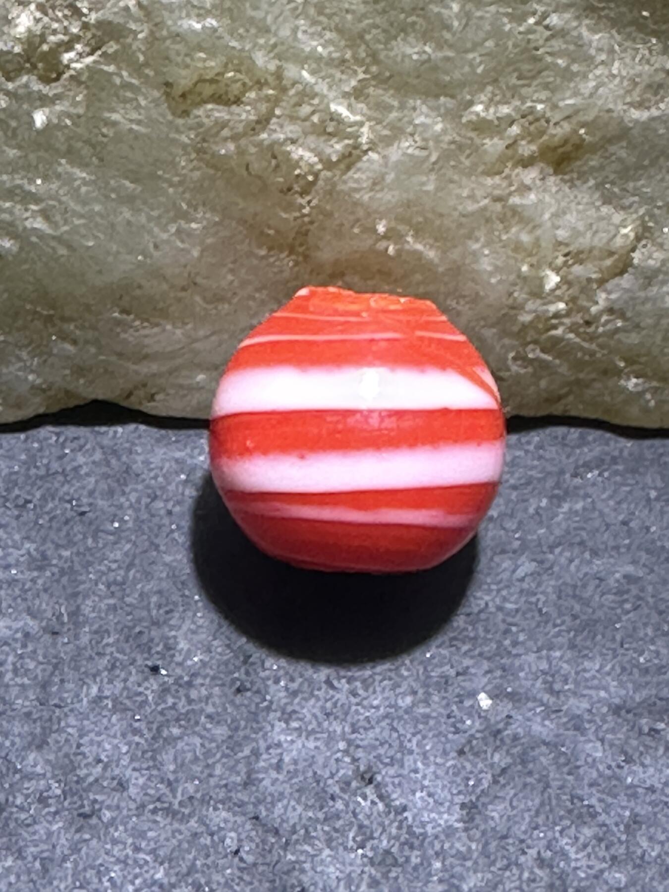 建国前后库存双色搅胎琉璃苹果珠一颗，。