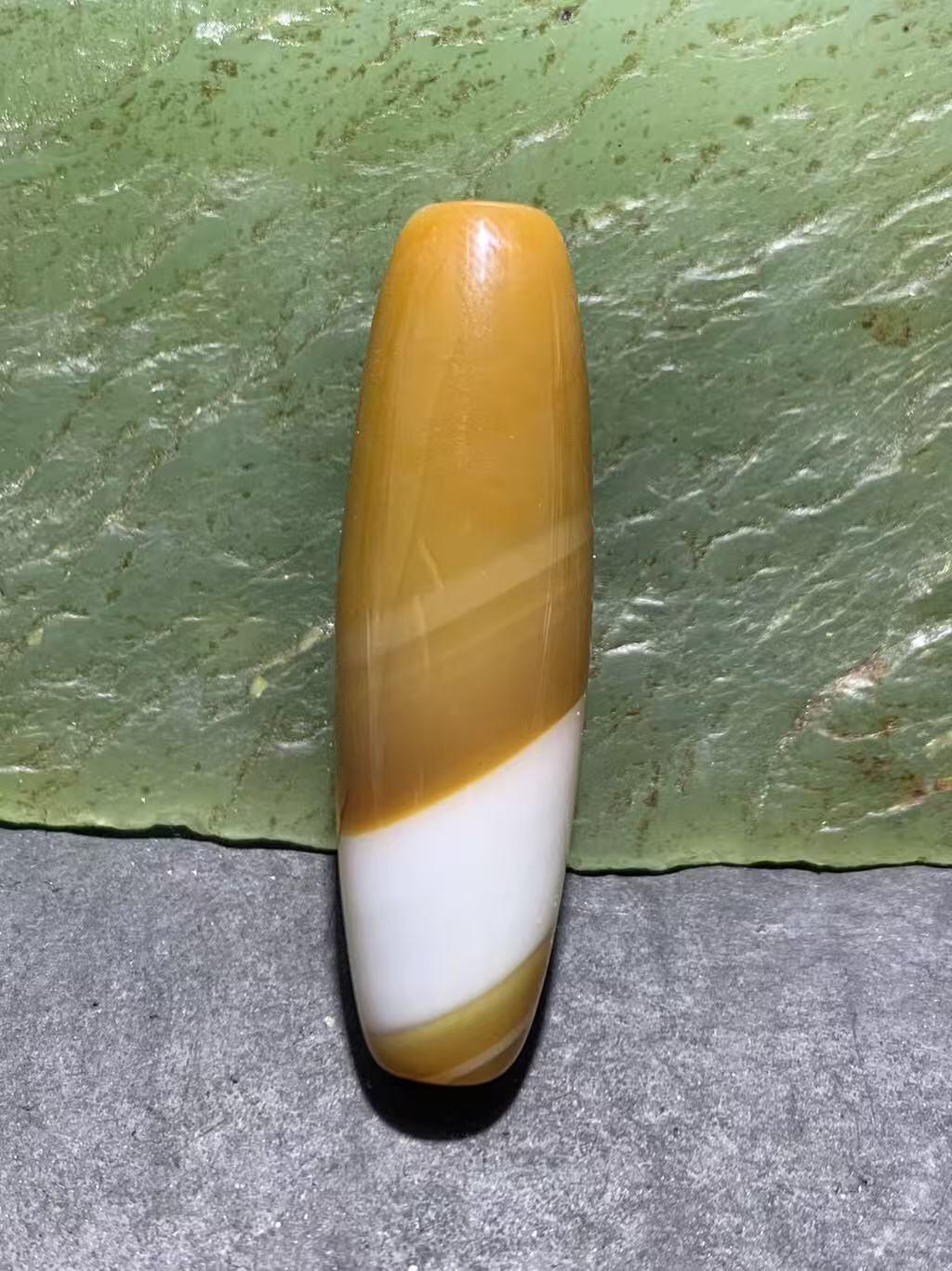 精美高玉化黄白双色缠丝玛瑙桶珠一颗，