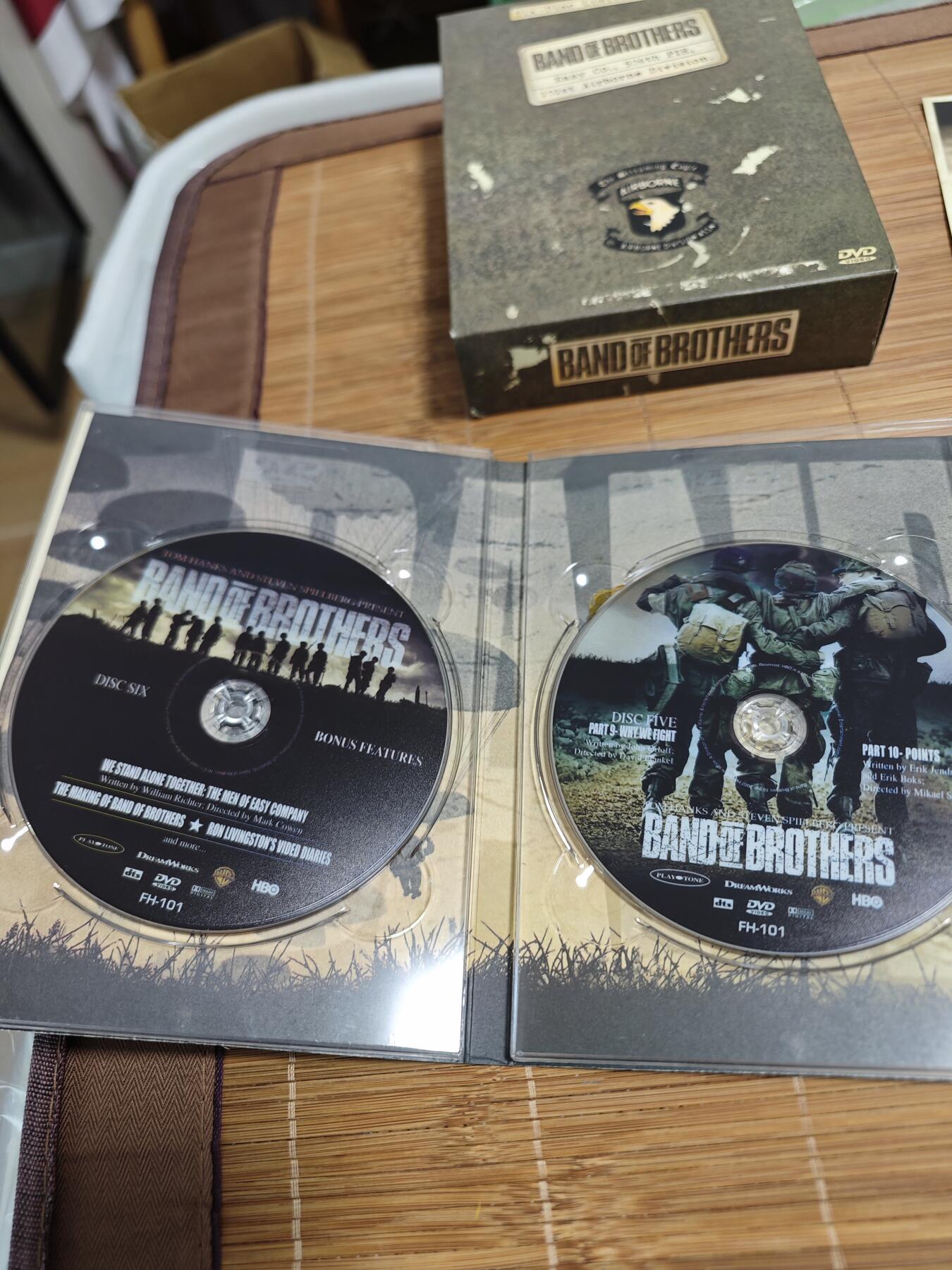 红色经典收藏拍卖专场 DVD 兄弟连 6碟，铁盒包装 铁盒磨损