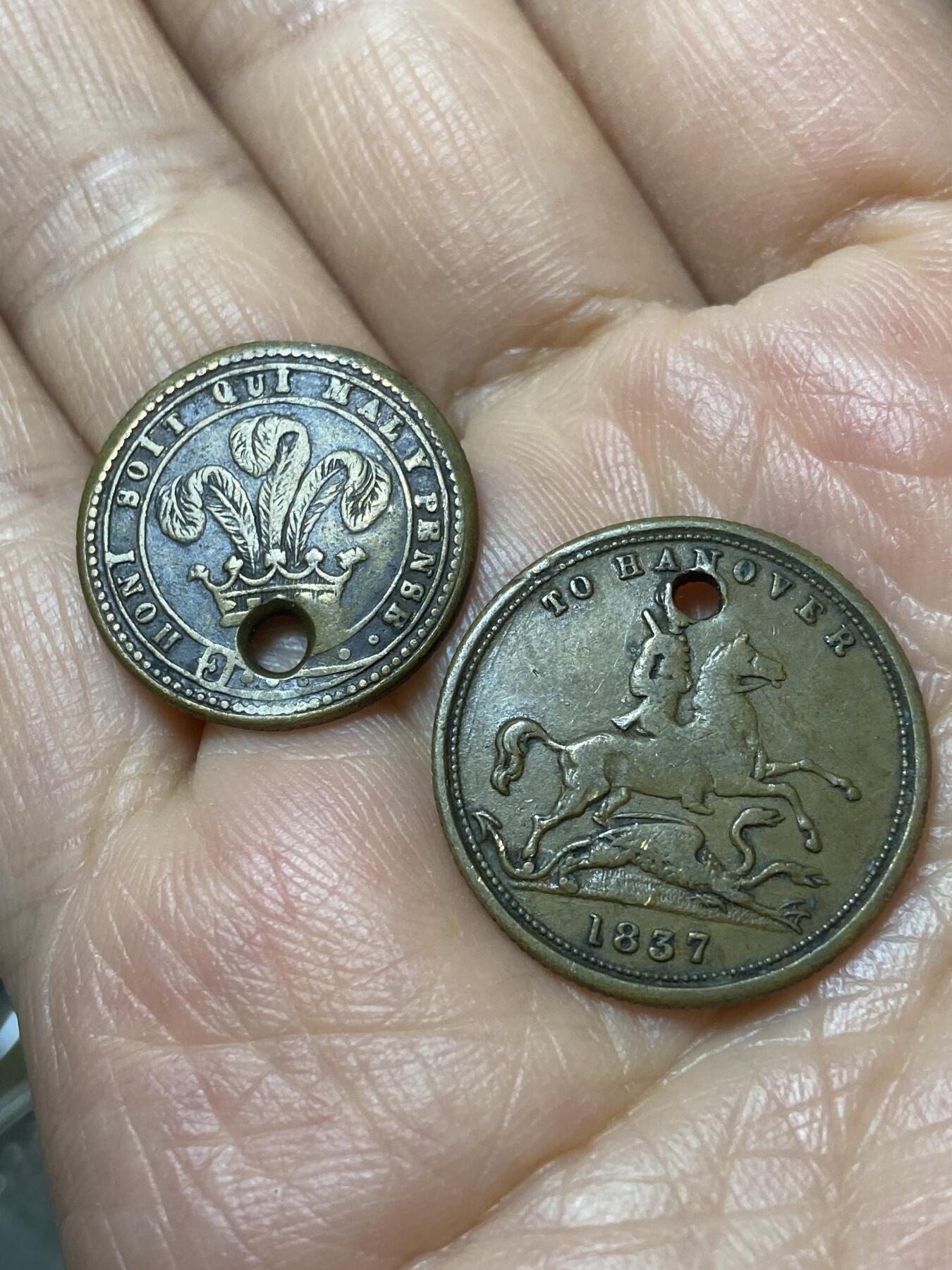 2025年第一百一十一场(总第一百三十七场）外国好品散币(免佣金) 打孔–维多利亚女王小纪念章2枚