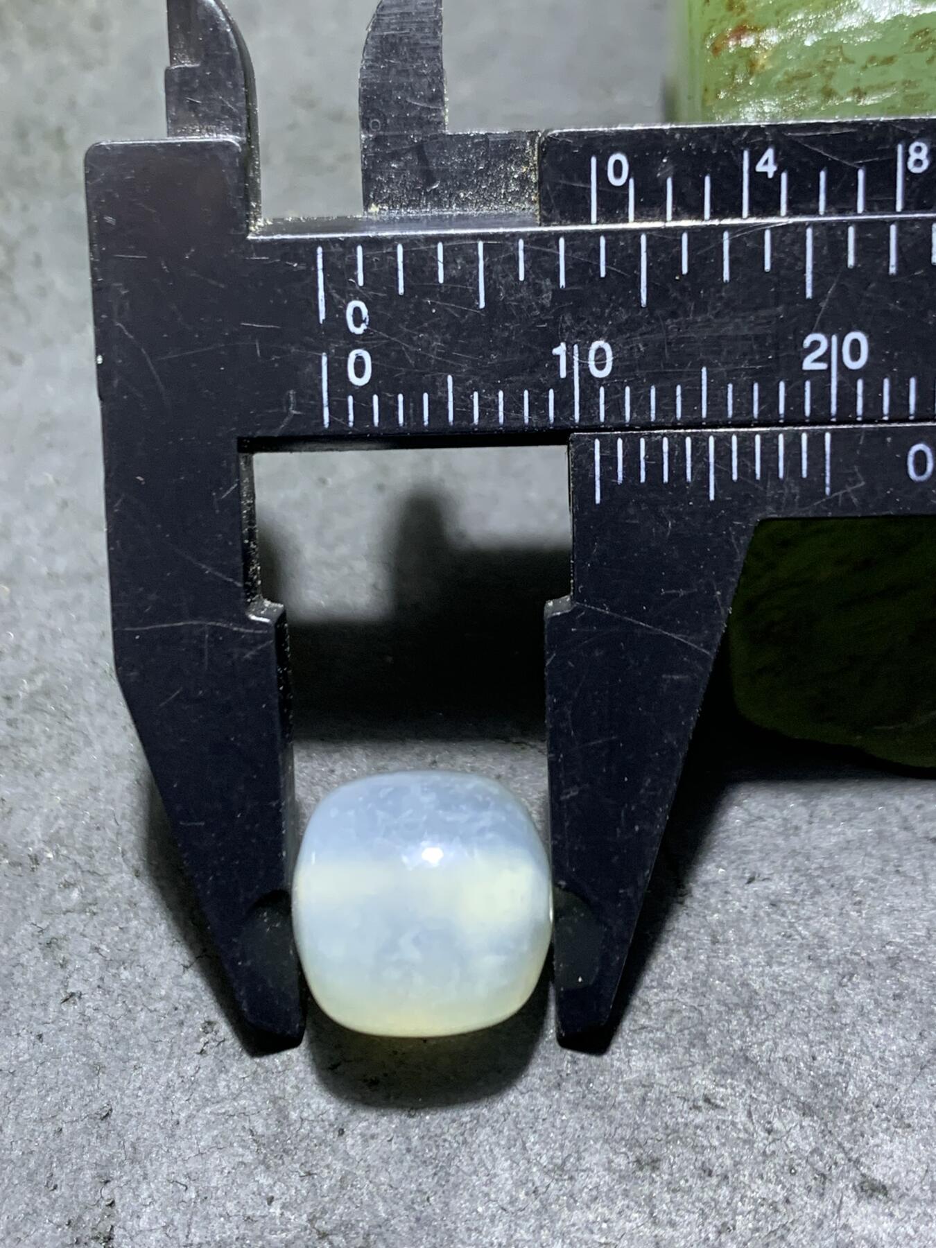 精美高玉化荔枝冻玛瑙老形桶珠一颗，。