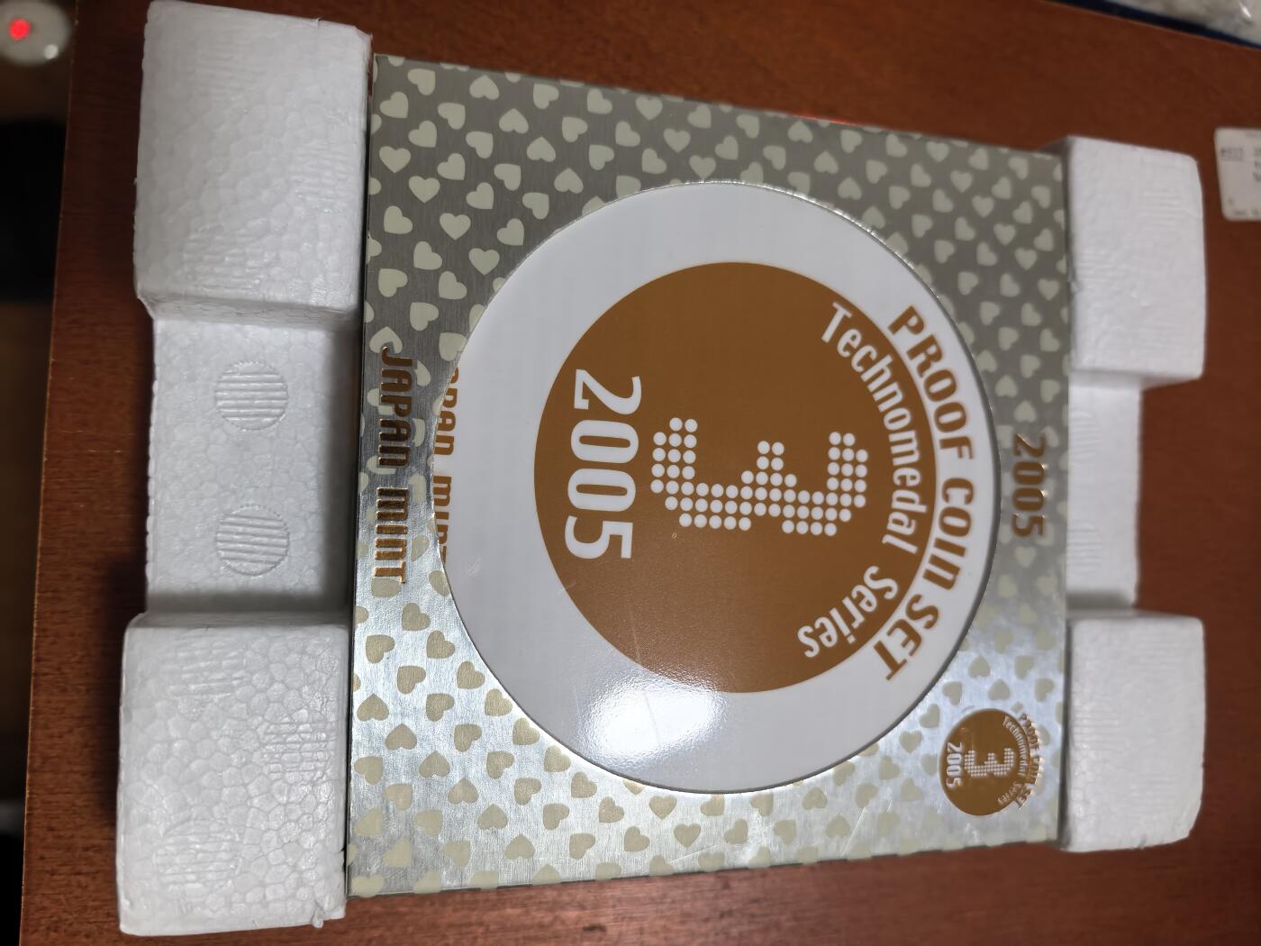 长老汇蛇年精选第六十二场拍卖 2005日本科技系列之三6枚精制币套装小方盒，含银质梅花形镀金银章1枚，难得带外纸盒