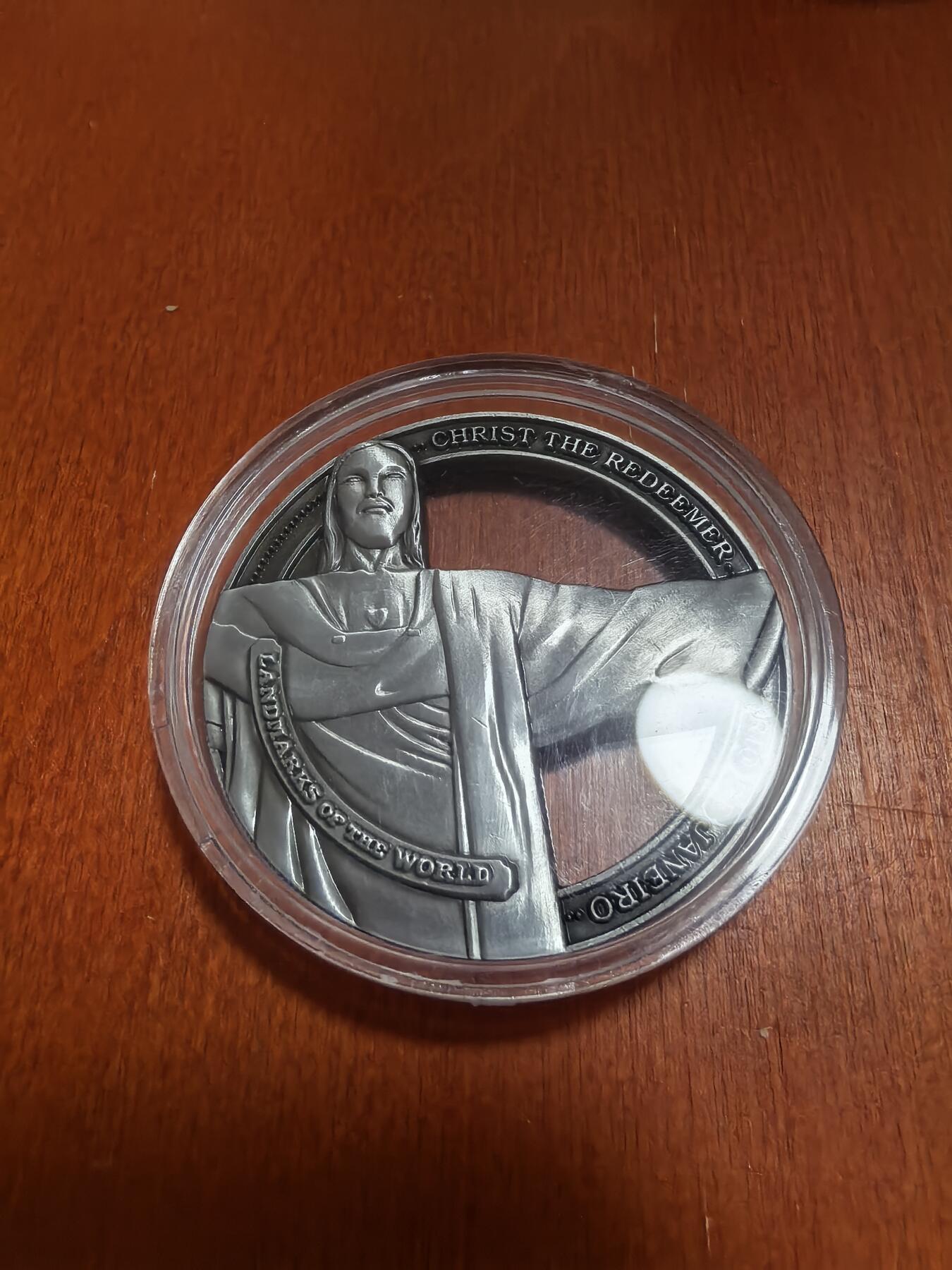 长老汇蛇年精选第六十二场拍卖 2022库克世界地标建筑之里约耶稣山镂空1/2新西兰元纪念币，铜镍合金，50MM，重量28.5-42克，9999枚