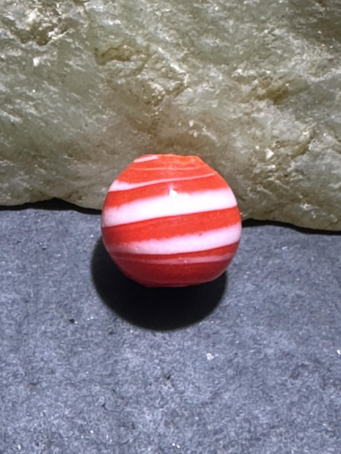 建国前后库存双色搅胎琉璃苹果珠一颗，。