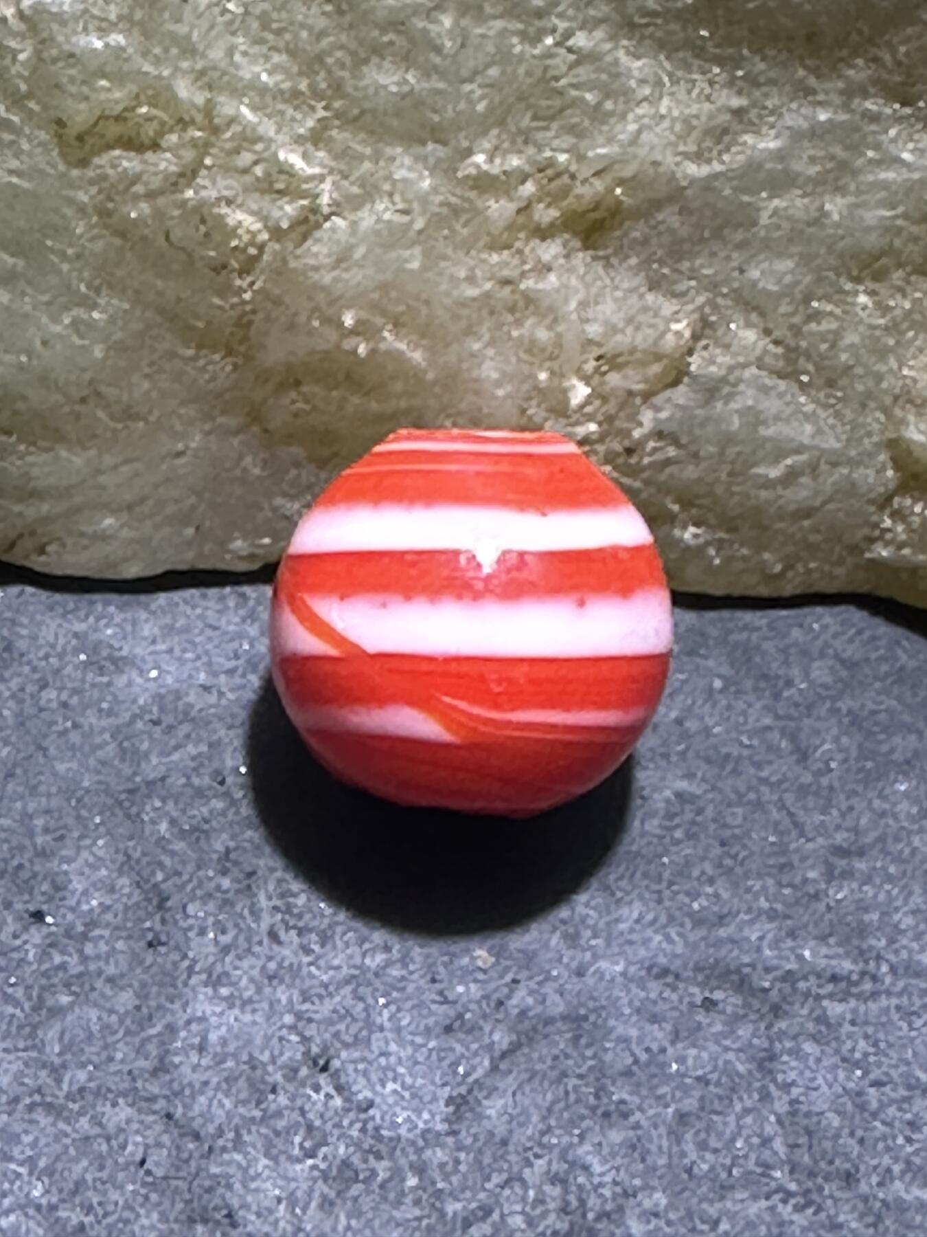 建国前后库存双色搅胎琉璃苹果珠一颗，。