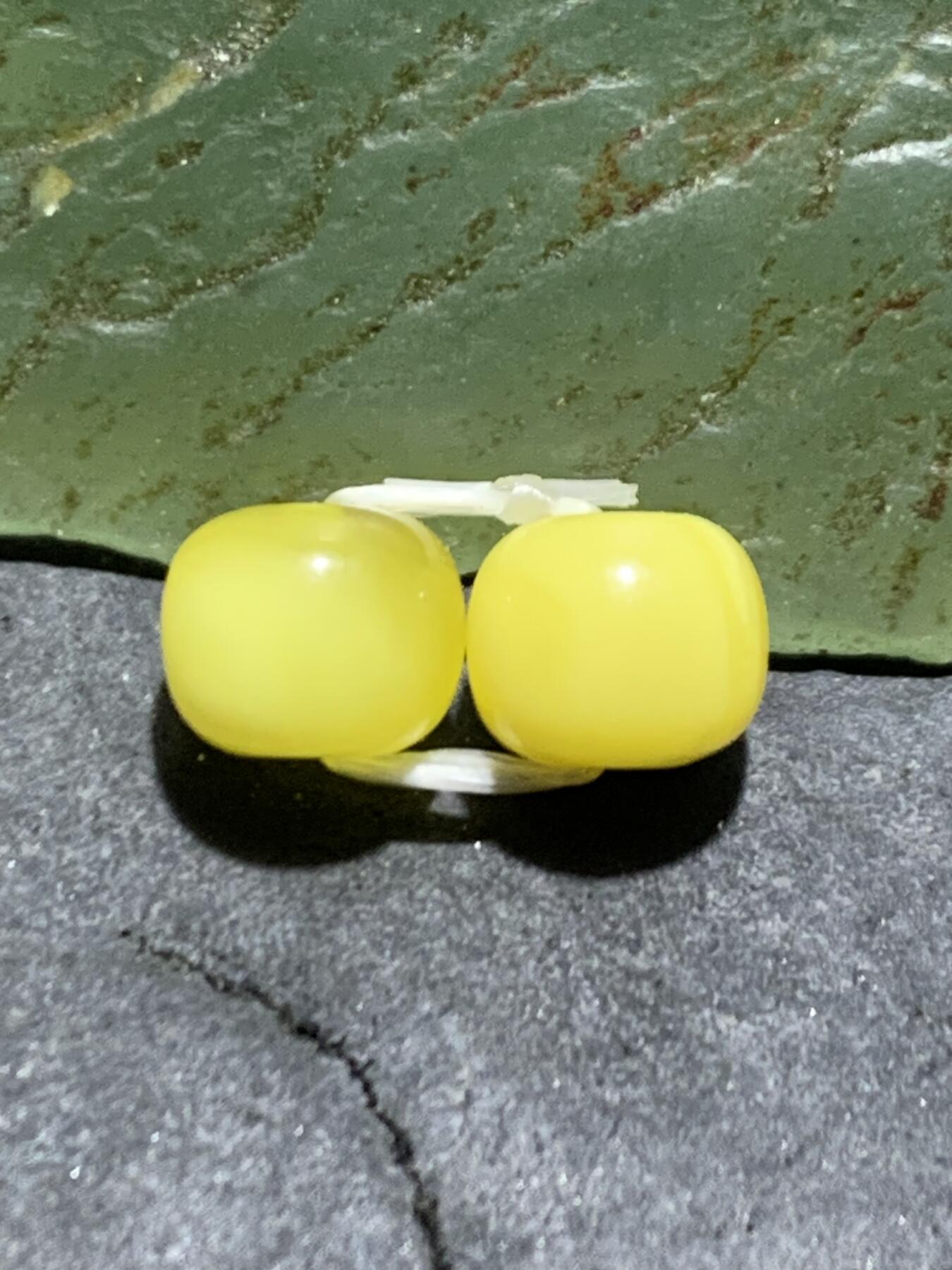 天然俄料原矿蜜蜡小尺寸老形桶珠腰珠两颗，。