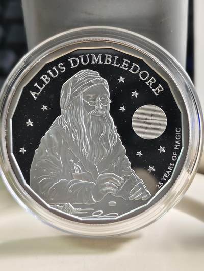 第178期拍卖【长期征集拍品】 - 英国2023年哈里波特邓不利多5英镑精制纪念银币，999银，2盎司，发行5000枚