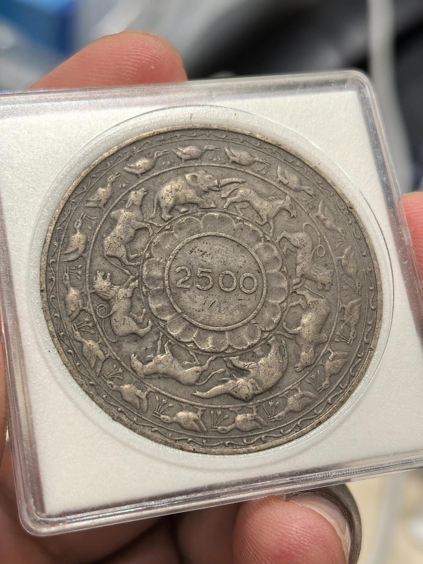博洋堂世界钱币拍卖第143期（全场包邮） 斯里兰卡1957年纪念释迦牟尼佛逝世2500周年5卢比大银元，通体传世老黄黑油酱彩，皮壳老熟温润，币面打制极其精美，内容异常丰富。字口全深打，底板清爽干净，无戳无伤无划无磕碰，滴水未下，直齿割手，妥妥XF45品相，出分标准器