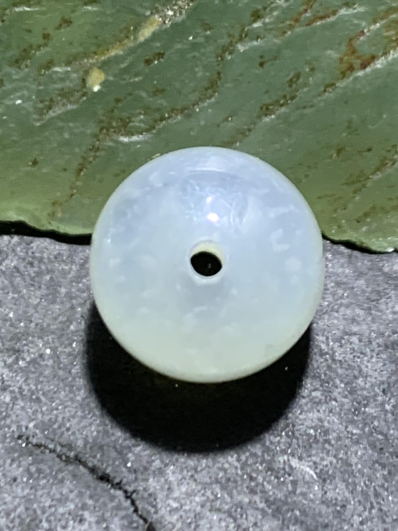 精美高玉化荔枝冻玛瑙老形桶珠一颗，。