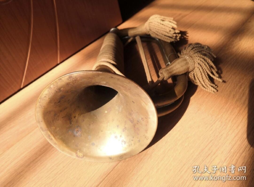 红色经典收藏拍卖专场 民国时期军号 雅马哈前身 黄铜材质 带原装麻绳缠绕 长度35厘米 喇叭口有Nikkan标记 号身有磨损痕迹 