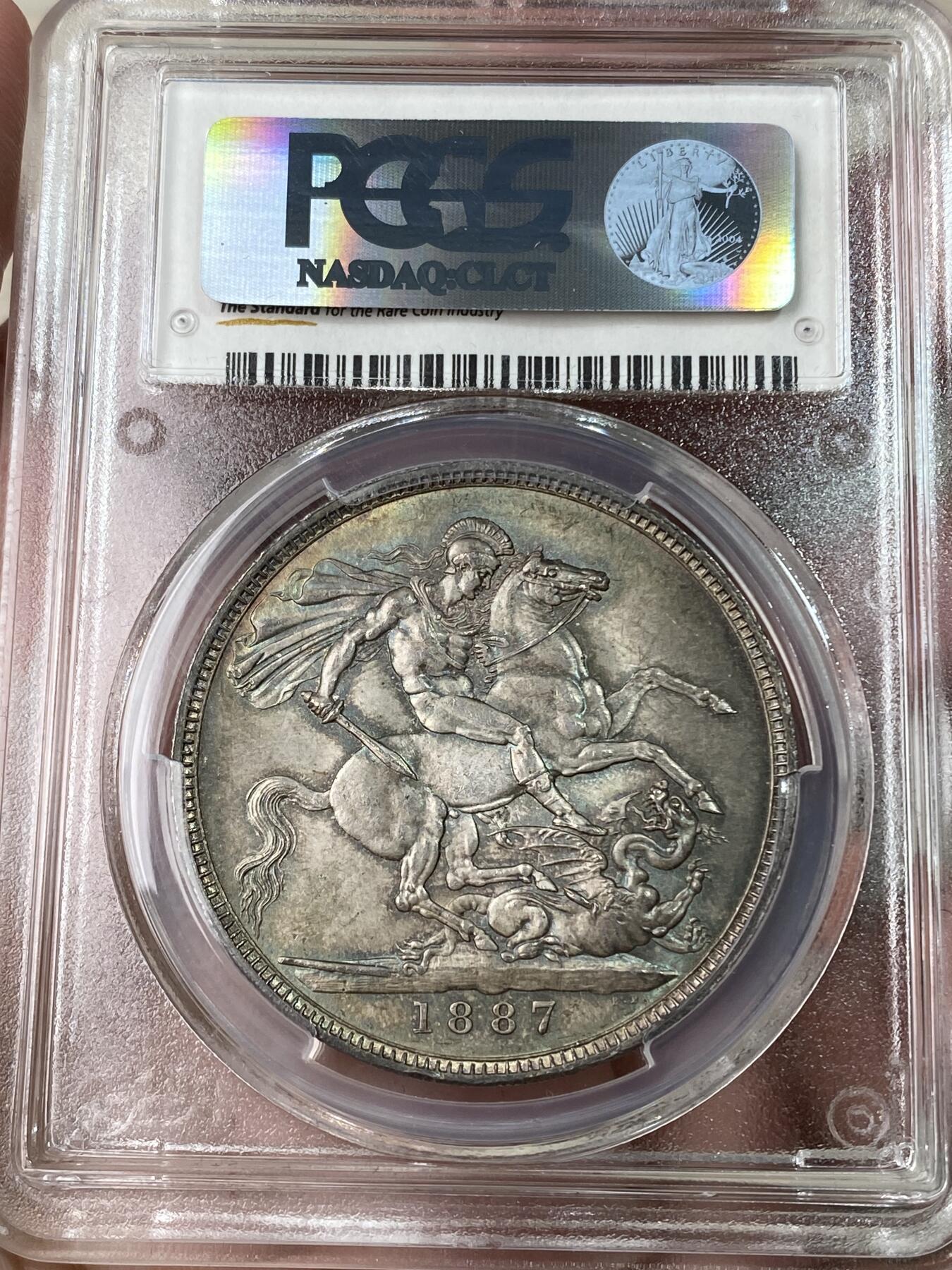 万国钱币拍卖第053期【万国秋季大拍下●周五周六两场连拍】 PCGS MS63 1887年英国维多利亚女皇高冠马剑克朗 英系乌云酱彩包浆 油画顶级质感