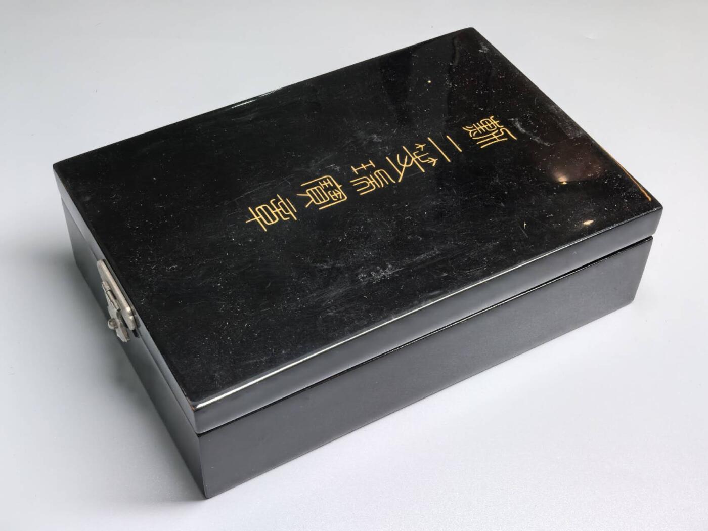 小驴勋章奖章收藏10月18日周六晚6点拍卖（珍爱和平，收藏战争，铭记历史，勿忘国耻，忠党爱国。有偿代拍，送拍规则在简介最后，参拍须阅读规则后再参拍，关系到运费包装发货时效真假辨别等关键信息，店主微信码在最后一拍品） 二等瑞宝章，银质七宝烧带盒带略，白色七宝烧有些许黑色应力内裂纹理