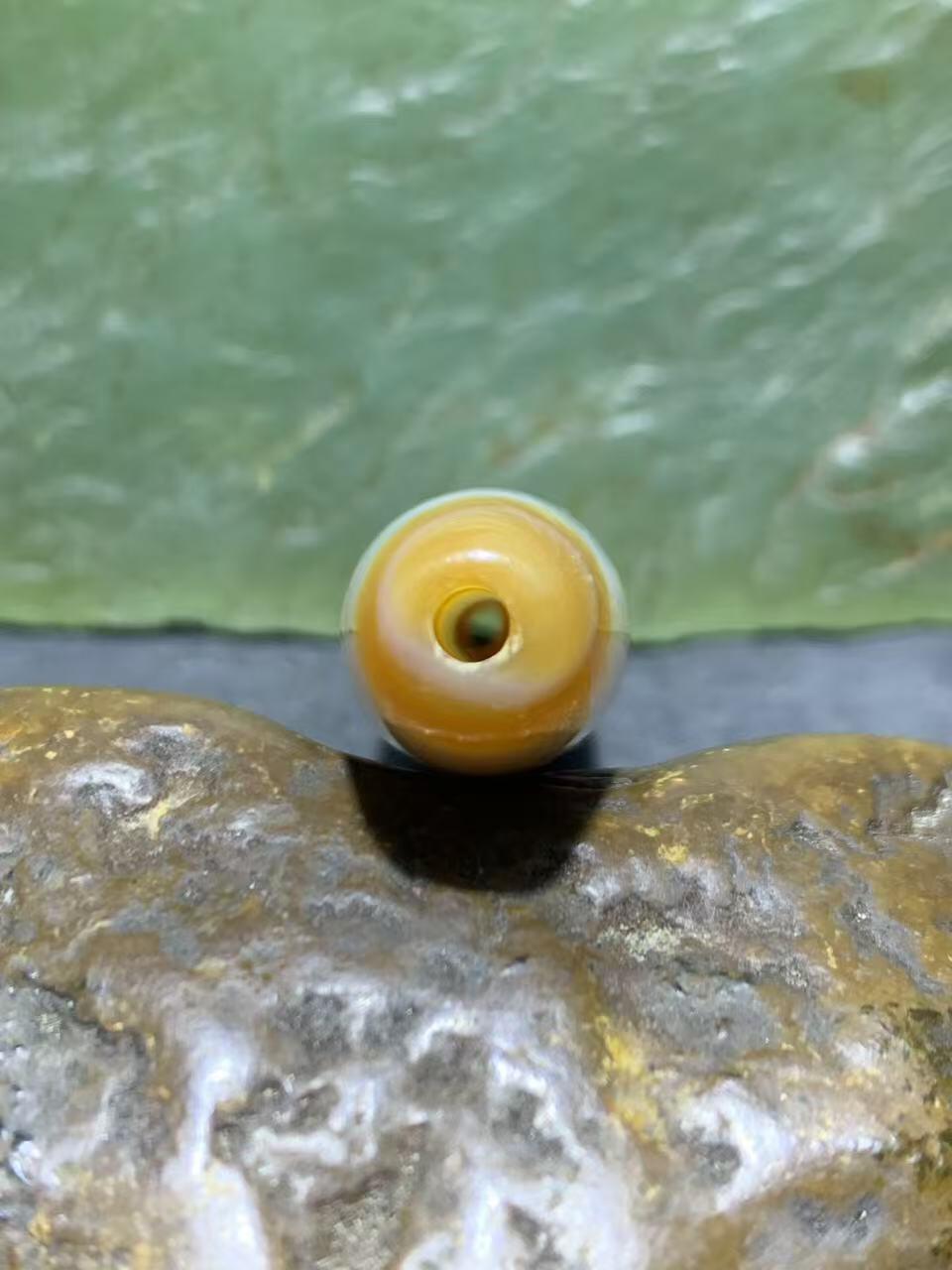 精美高玉化黄白双色缠丝玛瑙桶珠一颗，