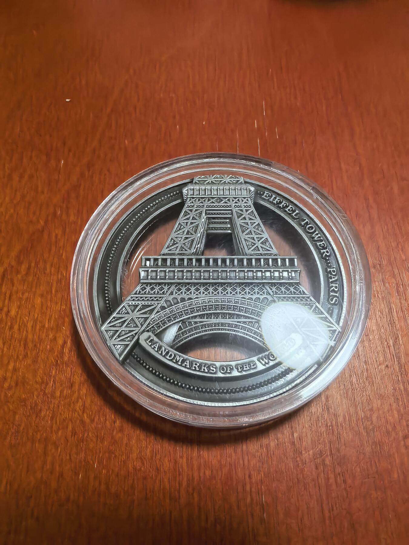 长老汇蛇年精选第六十二场拍卖 2022库克世界地标建筑之埃菲尔铁塔镂空1/2新西兰元纪念币，铜镍合金，50MM，重量28.5-42克，9999枚