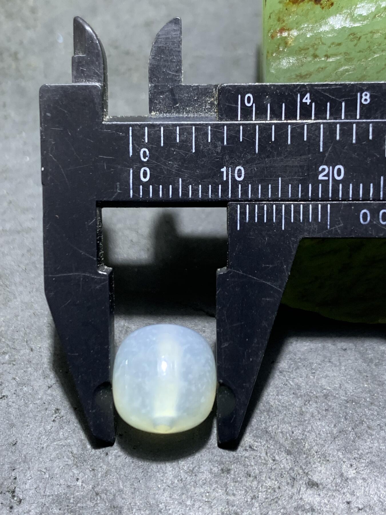 精美高玉化荔枝冻玛瑙老形桶珠一颗，。