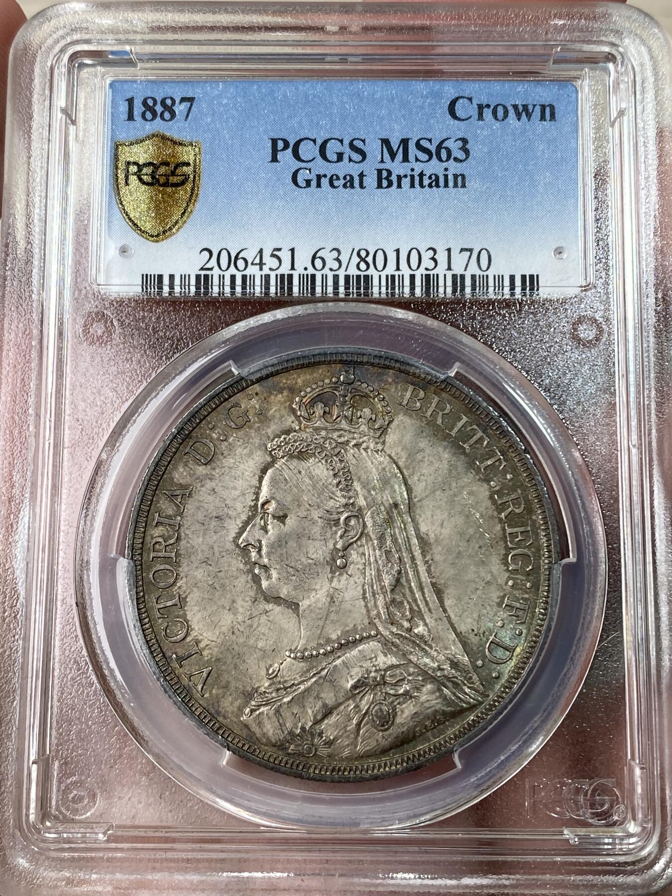 万国钱币拍卖第053期【万国秋季大拍下●周五周六两场连拍】 PCGS MS63 1887年英国维多利亚女皇高冠马剑克朗 英系乌云酱彩包浆 油画顶级质感