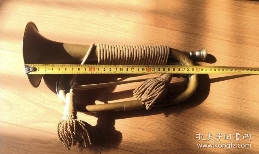 红色经典收藏拍卖专场 民国时期军号 雅马哈前身 黄铜材质 带原装麻绳缠绕 长度35厘米 喇叭口有Nikkan标记 号身有磨损痕迹 