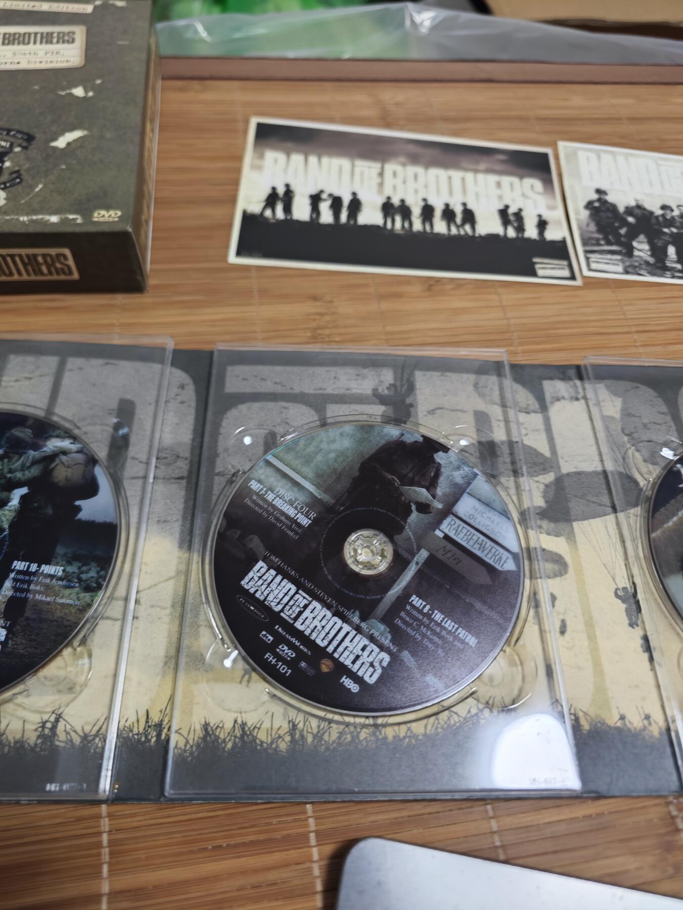 红色经典收藏拍卖专场 DVD 兄弟连 6碟，铁盒包装 铁盒磨损
