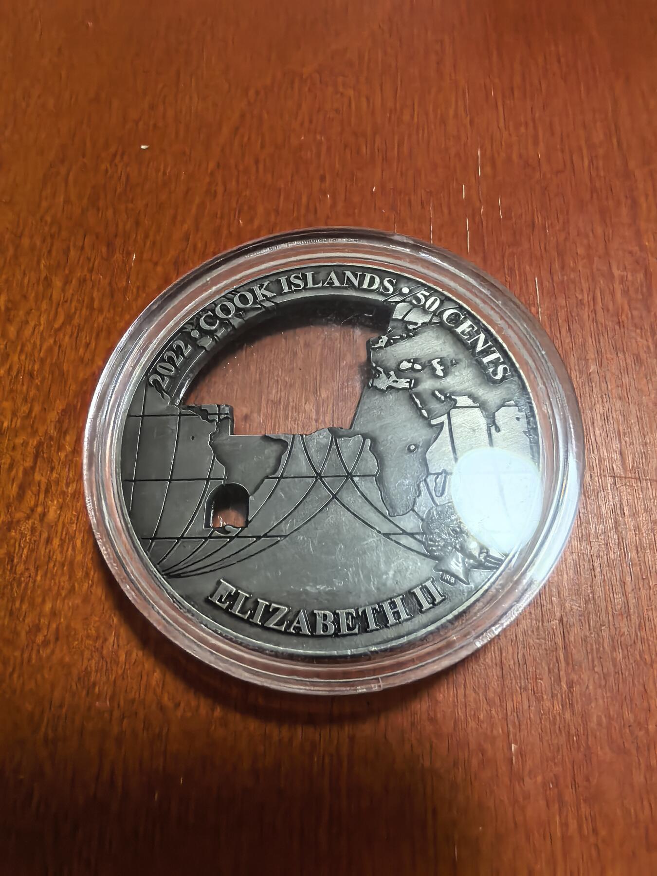 长老汇蛇年精选第六十二场拍卖 2022库克世界地标建筑之罗马角斗场镂空1/2新西兰元纪念币，铜镍合金，50MM，重量28.5-42克，9999枚