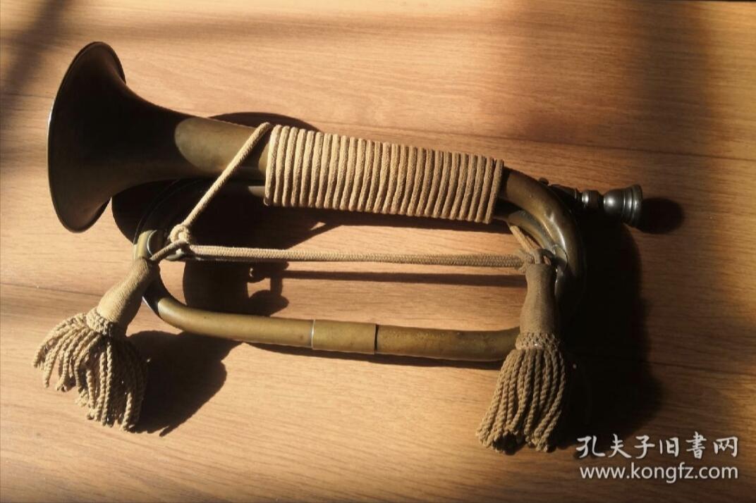 红色经典收藏拍卖专场 民国时期军号 雅马哈前身 黄铜材质 带原装麻绳缠绕 长度35厘米 喇叭口有Nikkan标记 号身有磨损痕迹 