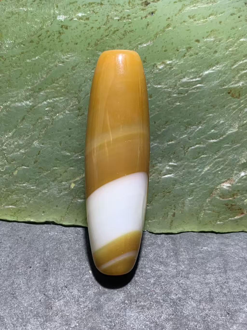 精美高玉化黄白双色缠丝玛瑙桶珠一颗，