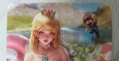花开卡拍第43期（10月19号周日截拍，品控勿拍!!!拍品不寄存，运费5元，自制卡难免瑕疵，可能存在轻微撞角爆边等出厂瑕疵，品控介意勿拍！） - 五月卡牌 马里奥公主 艺术卡 1张 粗闪，卡面有细微划痕