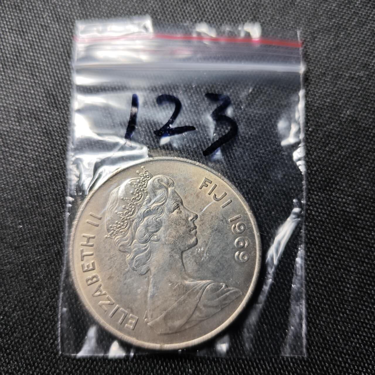 KK钱币收藏小铺  （套币 批量/好品散币 银币）专场  2月预留时间 周末发货  1969斐济1元克朗形币