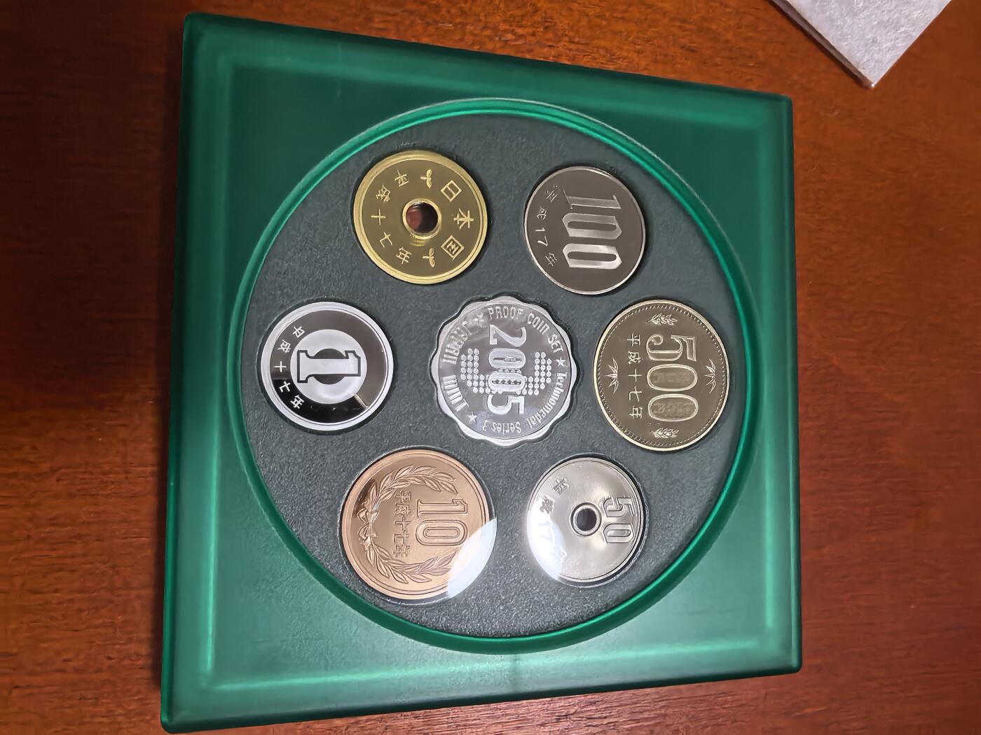 长老汇蛇年精选第六十二场拍卖 2005日本科技系列之三6枚精制币套装小方盒，含银质梅花形镀金银章1枚，难得带外纸盒