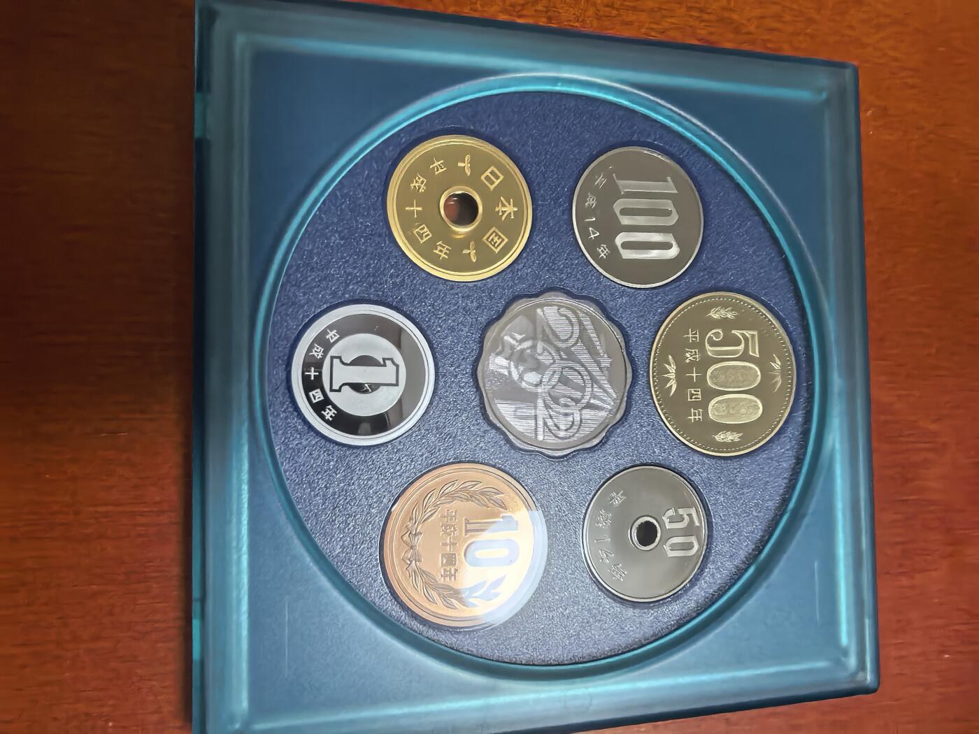 长老汇蛇年精选第六十二场拍卖 2002日本科技系列之一6枚精制币套装小方盒，含银质梅花形银章1枚，难得带外纸盒