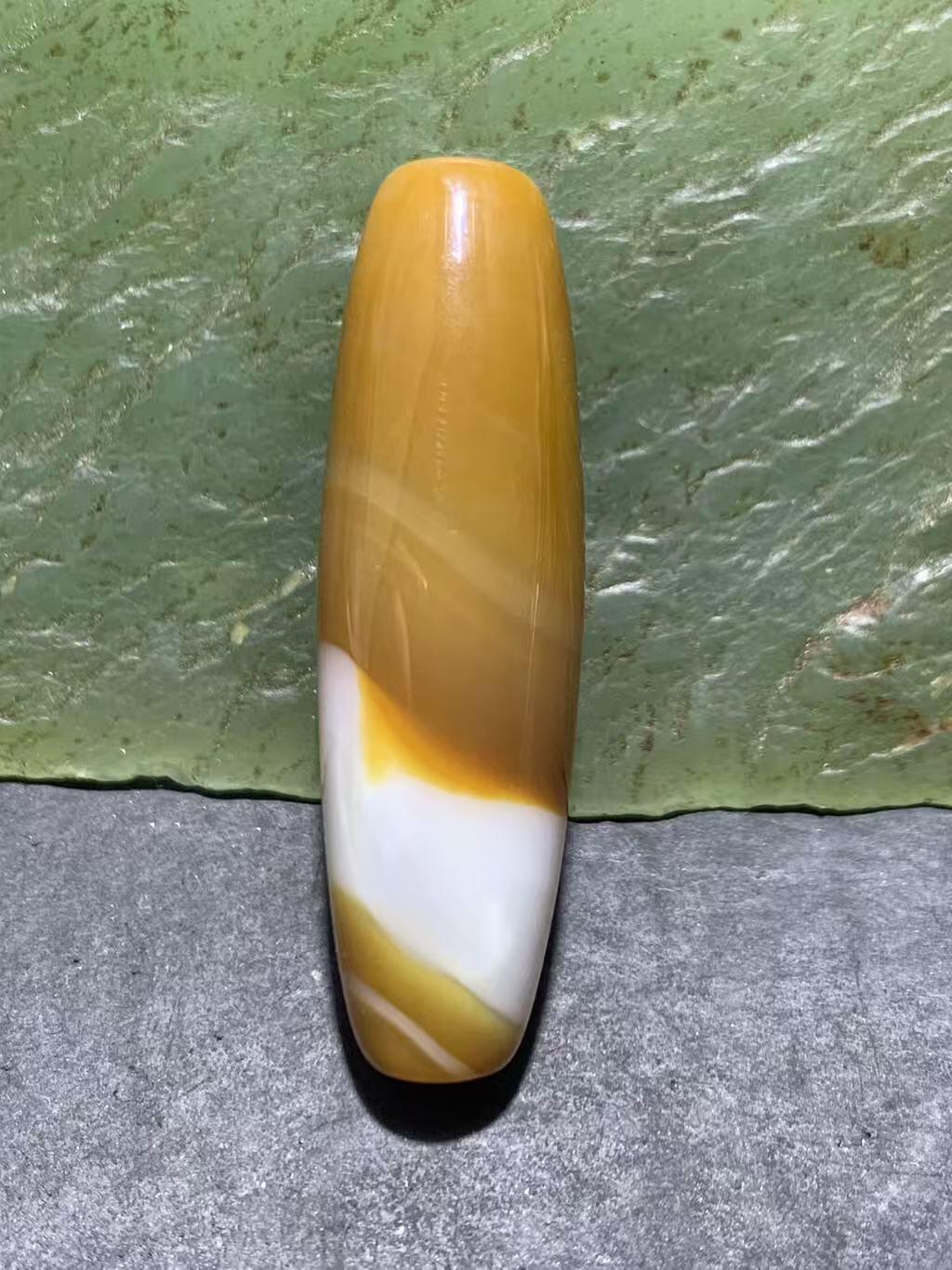 精美高玉化黄白双色缠丝玛瑙桶珠一颗，