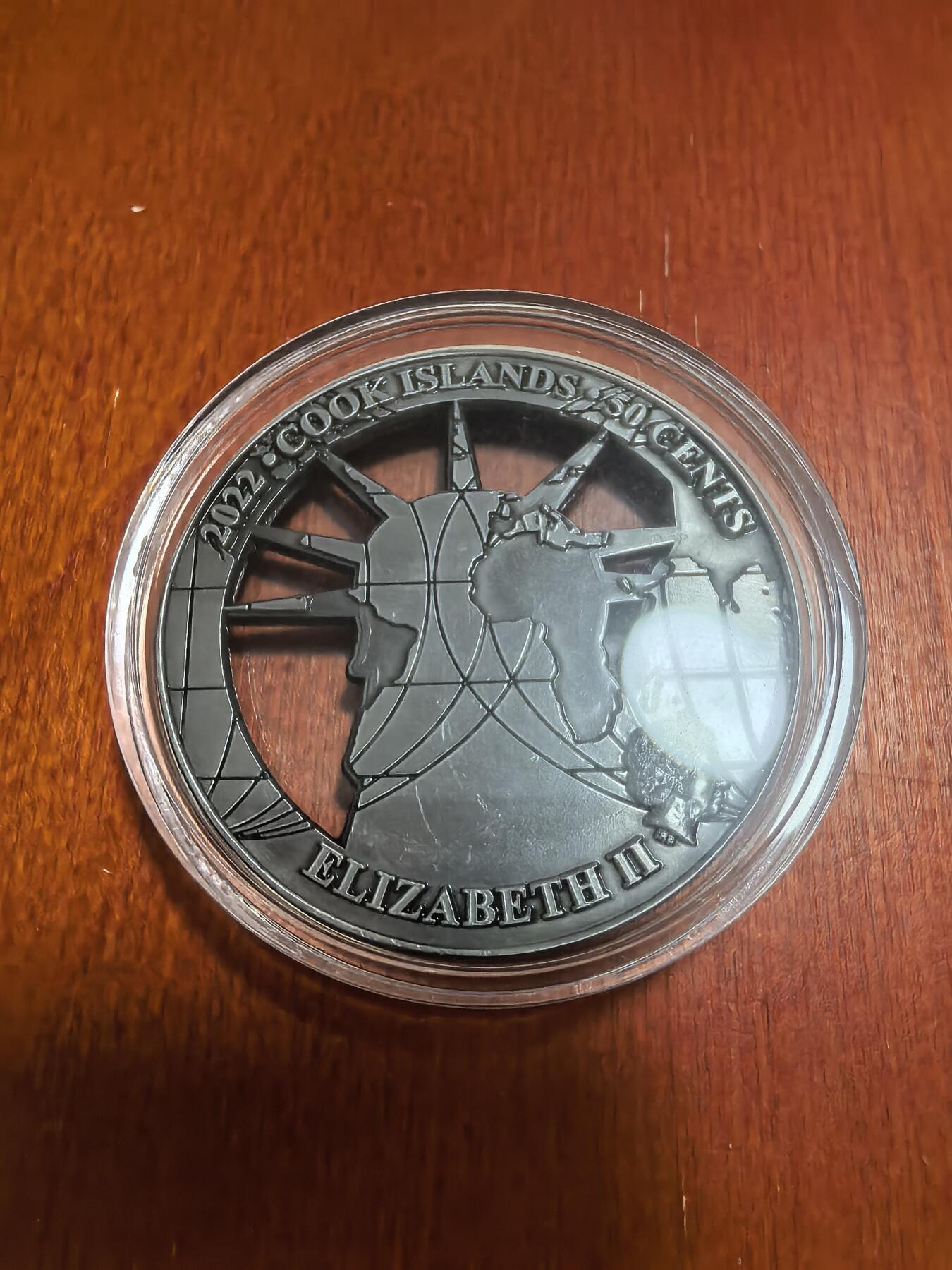 长老汇蛇年精选第六十二场拍卖 2022库克世界地标建筑之自由女神像镂空1/2新西兰元纪念币，铜镍合金，50MM，重量28.5-42克，9999枚