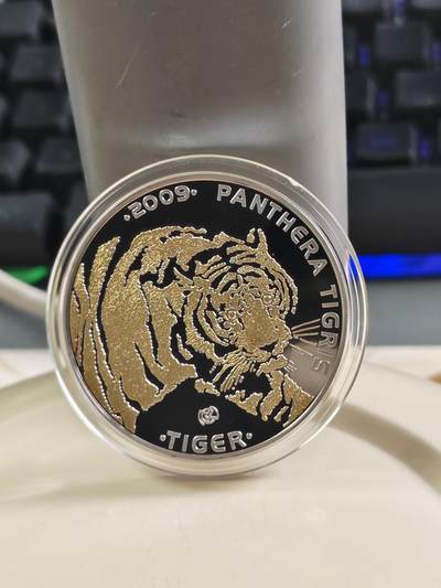 第178期拍卖【长期征集拍品】 - 哈萨克斯坦2009年濒危老虎镶嵌钻石镀金纪念银币，925银镀金，1盎司，发行量13000枚