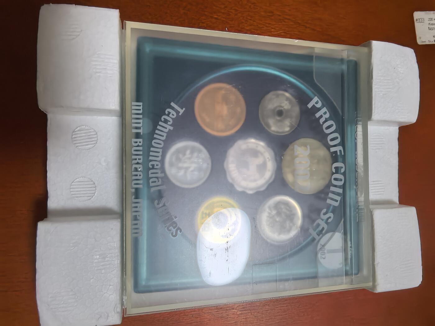 长老汇蛇年精选第六十二场拍卖 2002日本科技系列之一6枚精制币套装小方盒，含银质梅花形银章1枚，难得带外纸盒