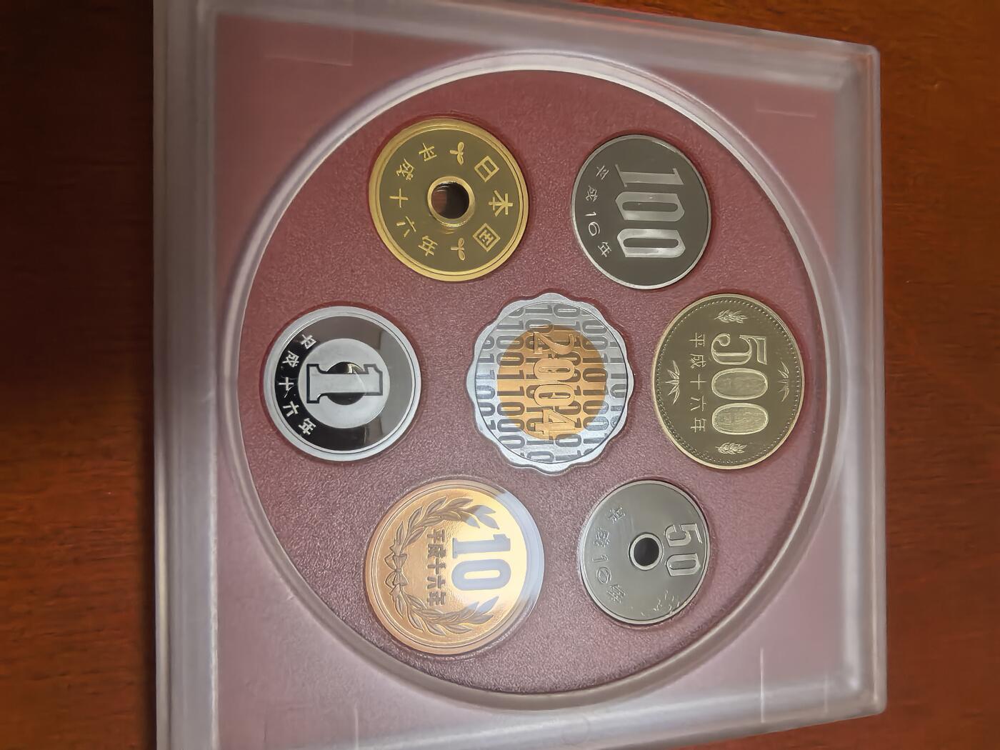 长老汇蛇年精选第六十二场拍卖 2004日本科技系列之二6枚精制币套装小方盒，含银质梅花形镀金银章1枚，难得带外纸盒