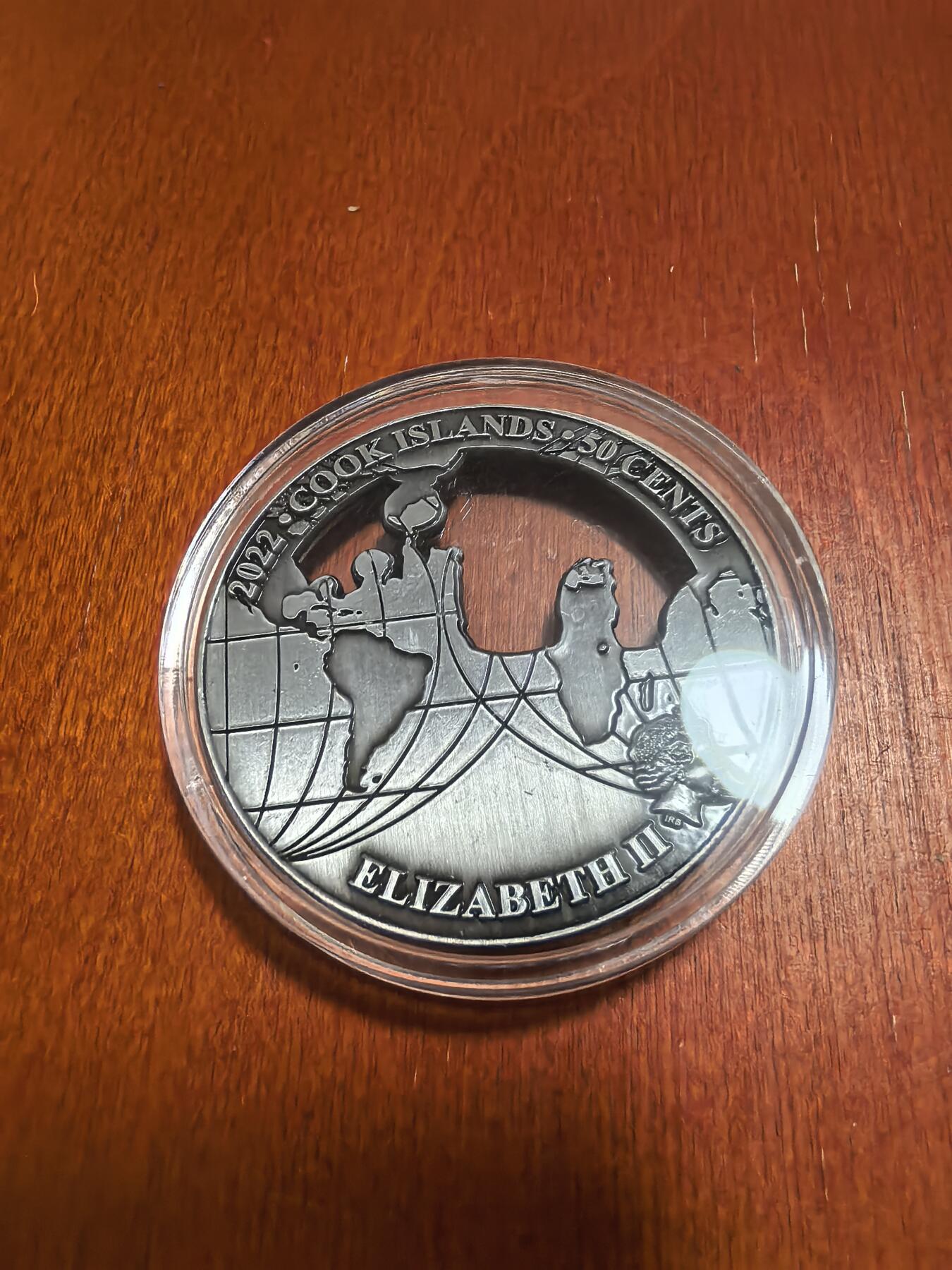 长老汇蛇年精选第六十二场拍卖 2022库克世界地标建筑之德国勃兰登堡镂空1/2新西兰元纪念币，铜镍合金，50MM，重量28.5-42克，9999枚
