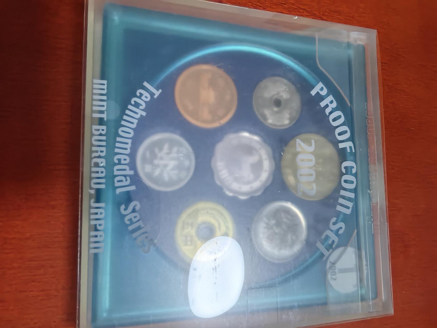 长老汇蛇年精选第六十二场拍卖 2002日本科技系列之一6枚精制币套装小方盒，含银质梅花形银章1枚，难得带外纸盒