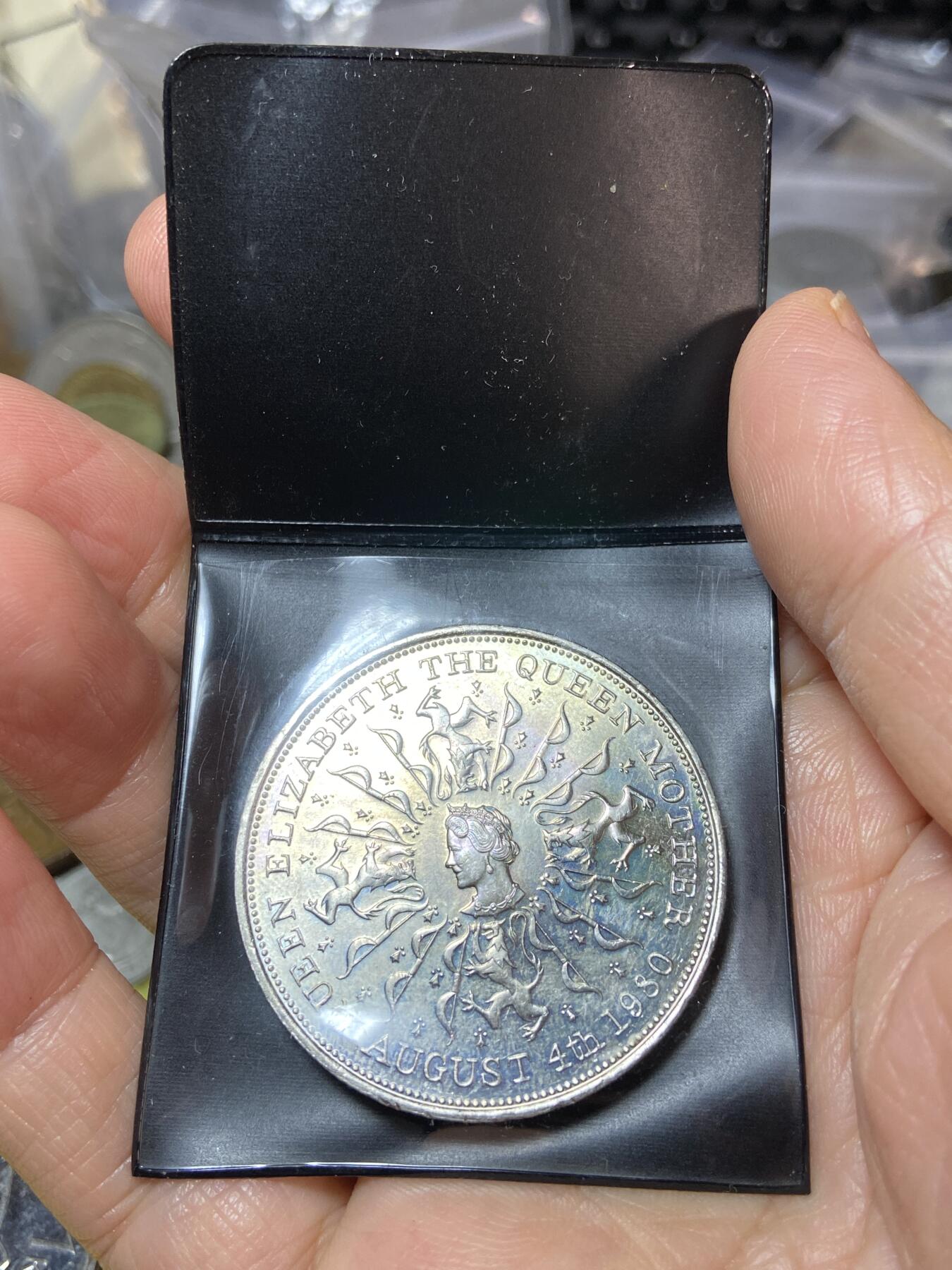 2025年第一百一十三场(总第一百三十九场）瑞士辅币专场(免佣金) 米德兰银行包装–英国🇬🇧1980年25便士(伊丽莎白二世女王母亲80岁寿辰纪念币)