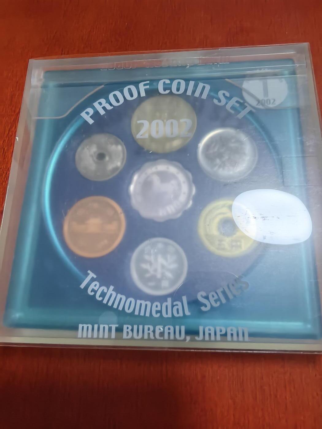 长老汇蛇年精选第六十三场拍卖 2002日本科技系列之一6枚精制币套装小方盒，含银质梅花形银章1枚