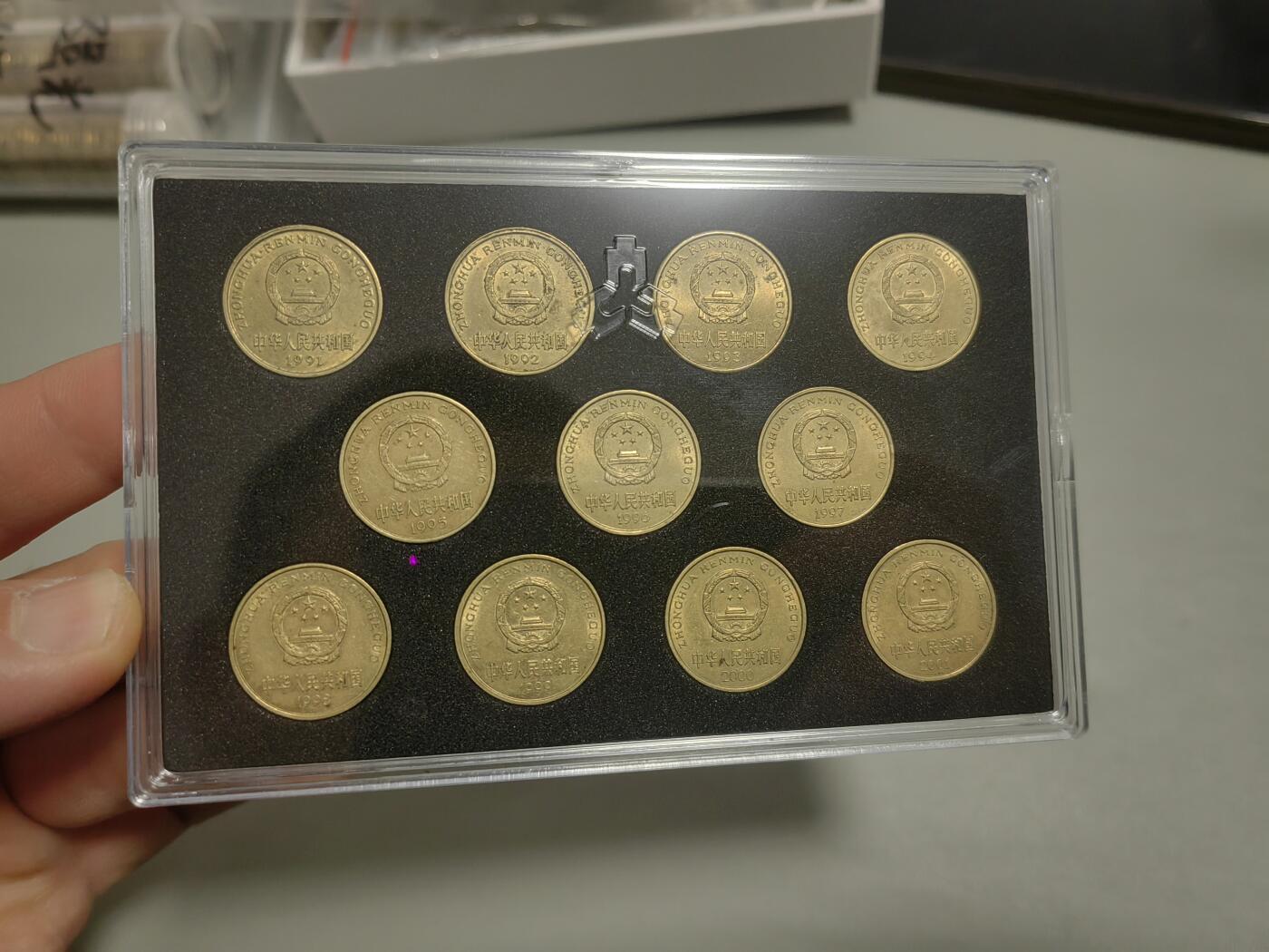 洪涛臻品批发群 精选邮票限时拍卖第1138期  91－01梅花五角套装，（起步价为单套价），《流通精挑带底光美品配套》，在流通品中精挑出来无锈的美品，荷花五角马上退市，梅花五角更具收藏潜力，喜欢的老板注意囤货，薄利多销单套不包邮，十套起包邮！《  需要不止一套的老板也可以直接联系我  》