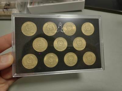 洪涛臻品批发群 精选邮票限时拍卖第1319期  91－01梅花五角套装，（起步价为单套价），《流通精挑带底光美品套币》，在流通品中精挑出来无锈的美品，荷花五角马上退市，梅花五角更具收藏潜力，喜欢的老板注意囤货，单套包邮《  需要不止一套的老板也可以直接联系我  》